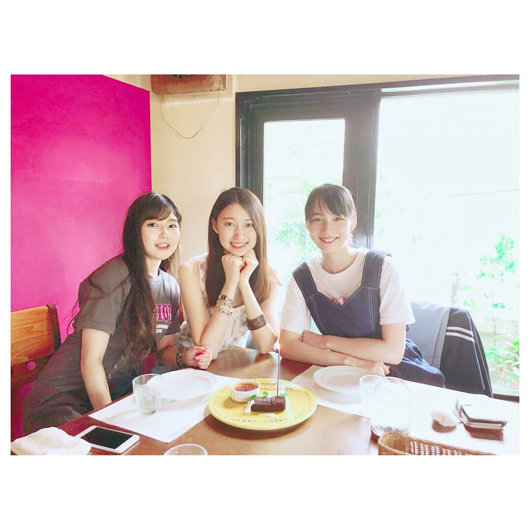 大野いとさんのインスタグラム写真 - (大野いとInstagram)「くーちゃんとのんちゃんの誕生日お祝いしようと思ったら、くーちゃんとのんちゃんがわたしのお祝いもしてくれた☺️️✨✨ のんちゃんもくーちゃんもガトーショコラも大好き！ #蔵下穂波#のん」7月18日 18時54分 - ohno_ito