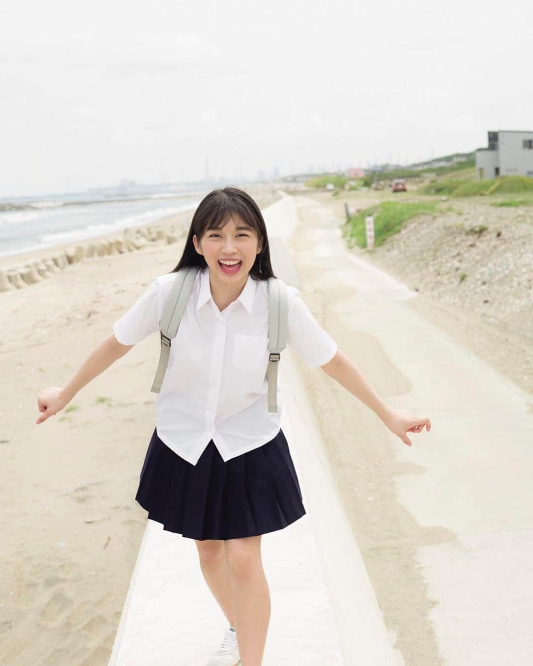 週刊少年マガジンのインスタグラム：「#未公開ショット #限定公開 #牧野真莉愛 （ #モーニング娘18 ）初登場！ 本日発売のマンガ誌「週刊少年マガジン」（講談社）33号の巻頭グラビアに、牧野真莉愛さん（モーニング娘。'18）が初登場。  撮影：Takeo Dec. スタイリング：和田千星 ヘアメイク：南野景子 デザイン：松本麻実（GROSVENOR design）」