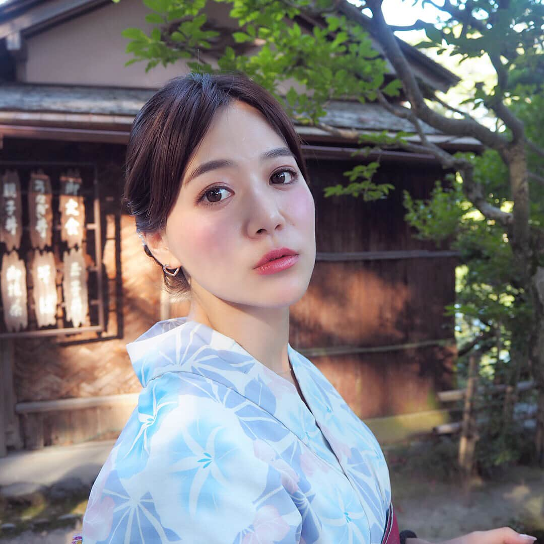 石井里奈さんのインスタグラム写真 - (石井里奈Instagram)「こんばんは😌💕✨ . . 今夜の投稿は、金沢旅行でのお気に入りの一枚🤭❤️👘 . やっぱり夏は浴衣がいいですね😌💕 . みんなからもコメントだったりで、浴衣がとても好評で嬉しいです🤣❤️ . この時つけてたリップはね @lancomeofficial の全国売上No1色のラプソリュ ルージュの264番なの💄😘💕 . . 264番は、日本人の肌色に合っててどんな人にも素敵にしてくれる色💄❤️ . 浴衣の時とかってメイクが濃すぎてもおかしいし、すごい難しいけど、この色は過度に主張しすぎることなく、どの場面でも本当に素敵にしてくれる😌💕 . まさに運命の魔法の一本💄✨💕 . 気が付くといつも頼っちゃうんだよね🤣🤭❤️ . 仕事でもデートでもどんなシーンでも万能だよ😘✨ . さぁて今週はまだまだお仕事！🤣 今日もお疲れ様でした😘💕✨ . #PR #ランコム #ラプソリュルージュ #運命の一本 #メイク #makeup #cosmetics #コスメ #金沢旅行 #金沢 #yukata #浴衣 #japan #kanazawa #trip #travel #date #sexy #love #lip #和服 #着物  #japanesegirl #兼六園 #石川県 #旅行 #beauty #beautiful  #happy #smile」7月18日 20時09分 - ri7tin1025