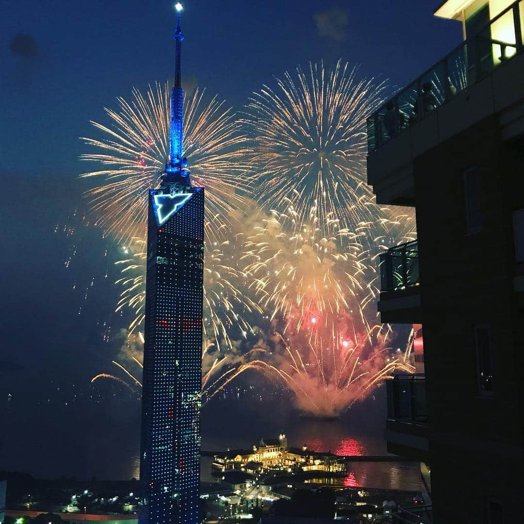 依布サラサさんのインスタグラム写真 - (依布サラサInstagram)「綺麗です😳😳🎇🎇 #百道浜 #シーサイドももち花火ファンタジア #花火 #福岡タワー」7月18日 20時35分 - sarasaifu