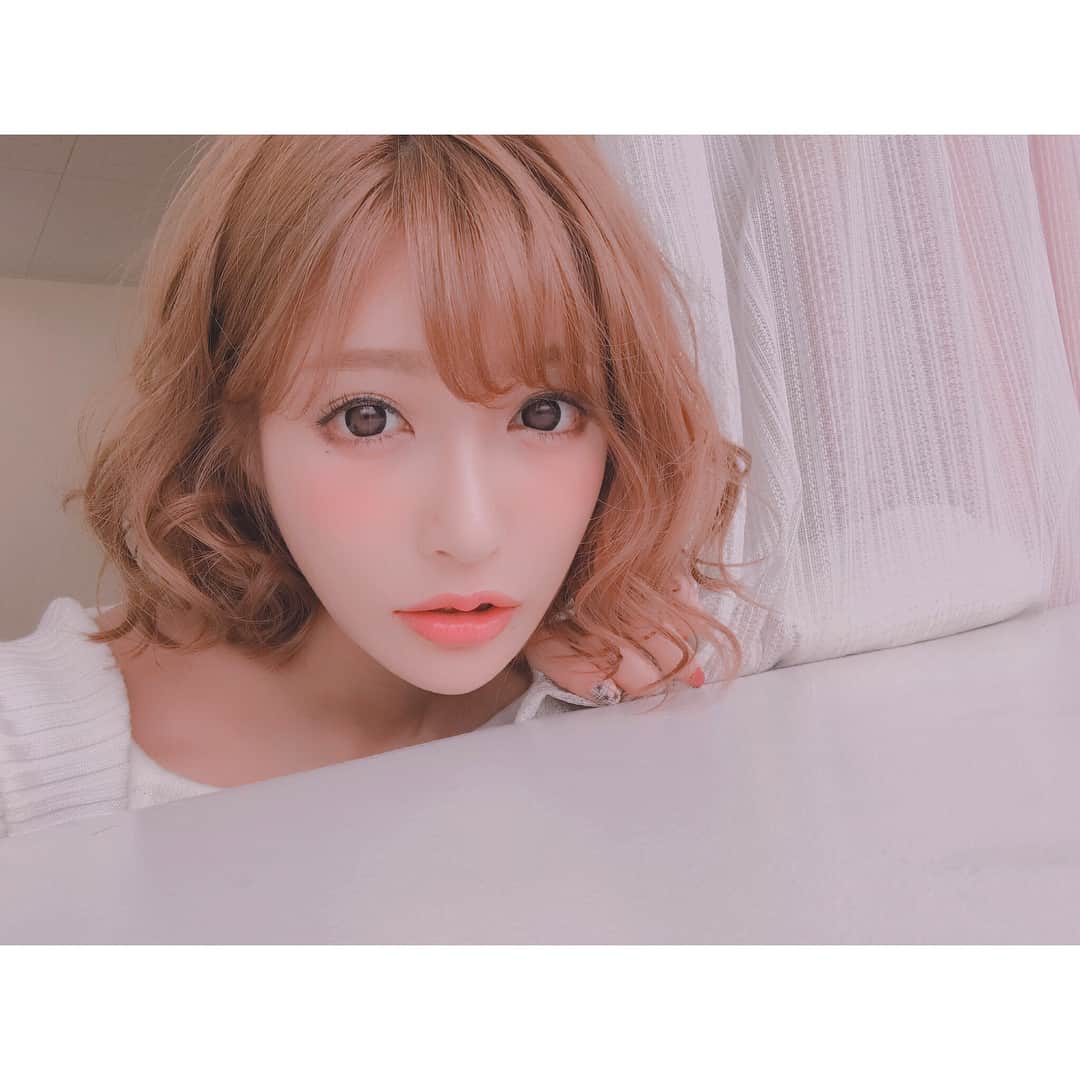 明日花キララのインスタグラム：「やっぱりボブでふあふあなわたあめみたいに巻くのが昔から1番すき！🍦❤︎🍦❤︎🍦 . 極細猫っ毛なので色が入りやすいらしくよく驚かれるけど今まで一度もブリーチはしたことがないです🤭🌼🌼 頭みるくてぃーにしてー🤤、っていつもお願いしてぃるよ！ . #キララヘアー #キララ巻き」