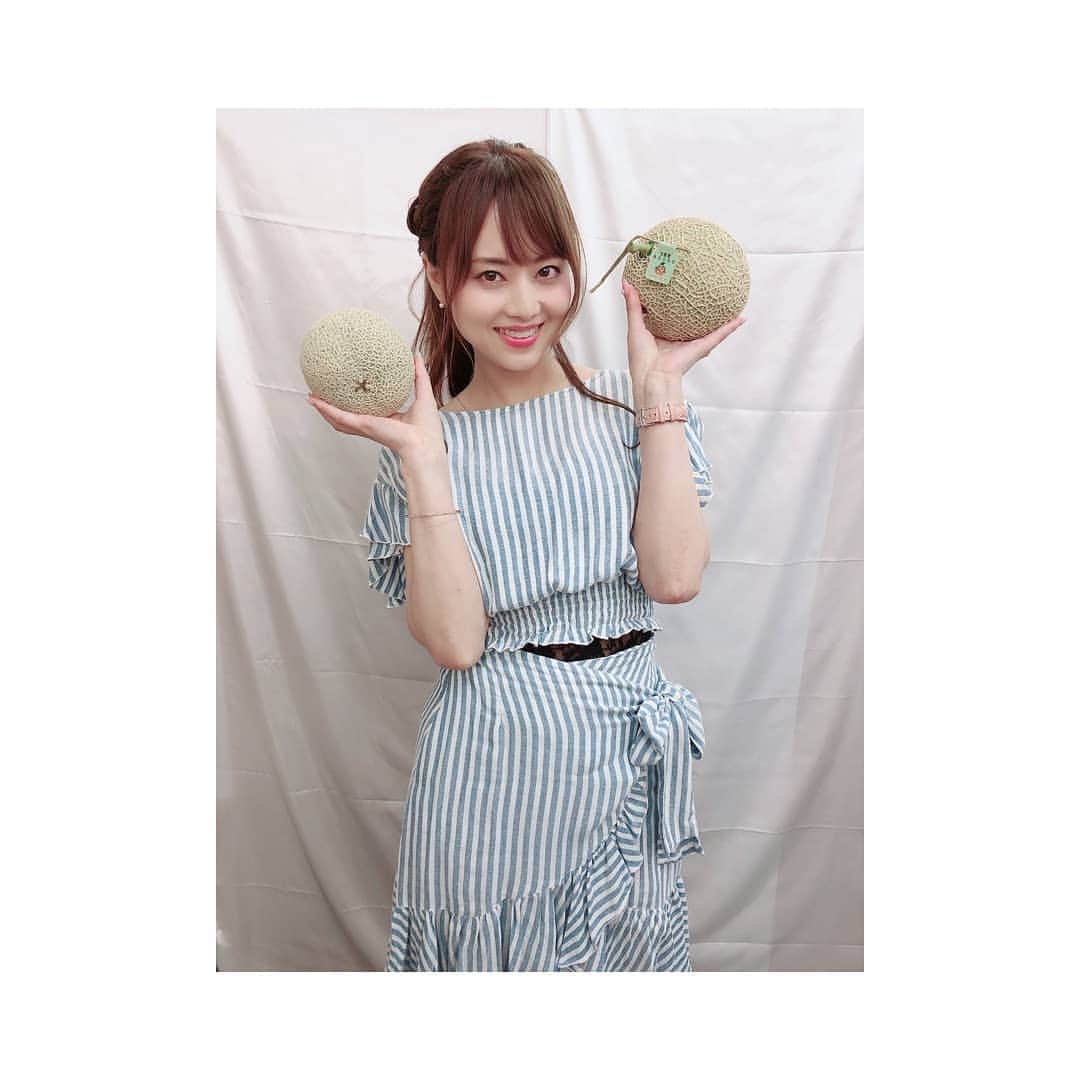 吉沢明歩のインスタグラム：「メロメロメロン 今日のイベントにて産直メロンをいただきました大きいのと小さいのと！ 今日もうだるような暑さの一日でしたけど、会いにきてくれた方とお話できて楽しかった どうもありがとう🍈🍈」