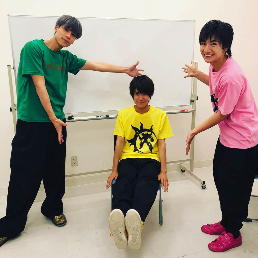 BOYS AND MENさんのインスタグラム写真 - (BOYS AND MENInstagram)「イオンモール四條畷さんでのイベント✨ ありがとうございました！  #ボイメン #本田剛文 #平松賢人 #吉原雅斗 #大阪 #イオンモール四條畷  #君だけは特別さ #を表現しています  #ビリケンさん」7月19日 1時50分 - boysandmen_official