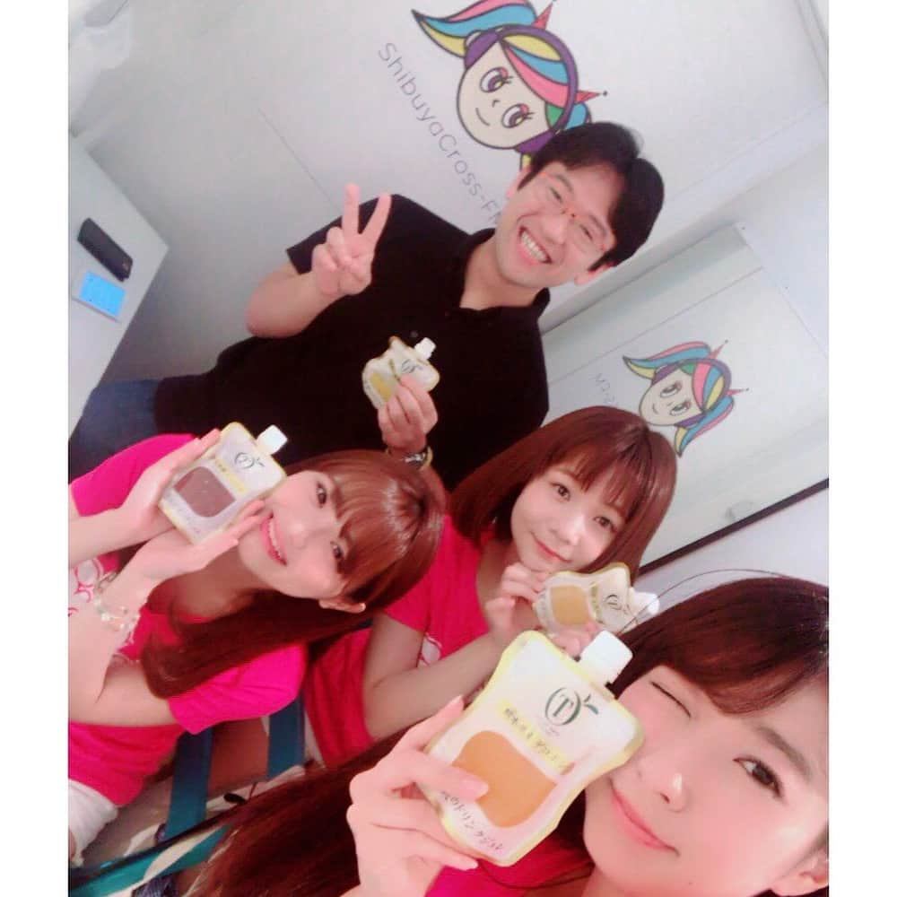 大貫彩香さんのインスタグラム写真 - (大貫彩香Instagram)「2018.7.14 『 グラチア Radio Station 』 ありがとうございました😊 今回のゲストはApp Bank の取締役 CCO の村井智建さんでした！ eスポーツで注目のポーカーの話をお聞きしました🤗 グラビアの振り返りポーズ、 マックスむらいさんがYouTubeでしていたポージングガチャのドラゴン🐉などなど、もうたくさん盛り上げて下さいました☺️✨ ありがとうございました🤗 . . お暑い中ご観覧に来て下さった皆さんありがとうございました😊🌻 #マックスむらい さん #大貫彩香  #真奈 ちゃん #片岡沙耶 ちゃん」7月19日 0時55分 - sayaka_oonuki