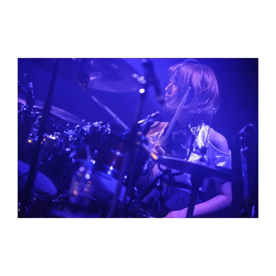 廣瀬茜さんのインスタグラム写真 - (廣瀬茜Instagram)「2018.7.19 BAND-MAID × eggman presents 5th Anniversary お給仕 day1 「アルカラ先輩とのライブ、あるから。」 . eggman 3days初日！アルカラ先輩との2マンは最高の一言！！！熱さが半端なかったね🔥 . 憧れのアルカラ先輩と一緒に2マンだなんて感激だ😭✨とっても嬉しかったです！！ . リスペクトを込めて、アルカラ先輩の「半径30cmの中を知らない」をBAND-MAIDなりにカバーさせていただきました。 大好きな曲なので嬉しさと緊張がやばかったです…。笑 どうだったかな？楽しんでもらえたかな？？ . めちゃくちゃ楽しくてあっという間に1日が終わってしまった。 . またいつかアルカラ先輩と2マン出来ますように！頑張ります！！ . 本当にありがとうございました😻❣️ . 明日はお嬢様限定お給仕！！ 2日目も楽しい1日にしよう👍♪ . photo by MASANORI FUJIKAWA(@masafuji93)」7月19日 1時43分 - akane_bandmaid