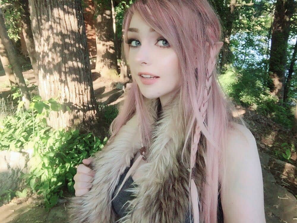 Nicole Eevee Davisさんのインスタグラム写真 - (Nicole Eevee DavisInstagram)「My phone screen is broken so I haven’t been able to take any new photos lately, that’s why I’ve been spacing out these ones my friend took of me in Idaho 🌿 I’ve been outside a lot and working on my mental and physical health. It’s all a process that doesn’t happen overnight but I’m feeling a little stronger already and that tiny bit of hope is so warming to me. To actually see a change in me after years of being in a dark place might not sound like much at first but to me even an ounce of progress is monumental. I’ve been handling problems and issues that have been such a weight on me for so long, cleaning up my life by removing toxicities that bring me down or make me feel less that what I am helped me so much. I’m living in a better environment far away from everything and part of that moving on benefit has given me so much closure to broken feelings and loss of family or lack of self worth I had around me. You can’t always fight for approval and love, after a while you become broken down and reclusive, surround yourself with people who deserve you and have your best interest in mind to help you become a better person overall ♡」7月19日 3時09分 - eeveedavis