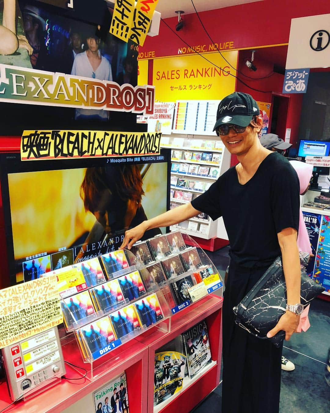 [ALEXANDROS]さんのインスタグラム写真 - ([ALEXANDROS]Instagram)「タワーレコード渋谷店お邪魔しました。洋平 #素敵な展開いつもありがとうございます #mosquitobite #誰にもバレないオーラ無し」7月19日 17時01分 - alexandros_official_insta