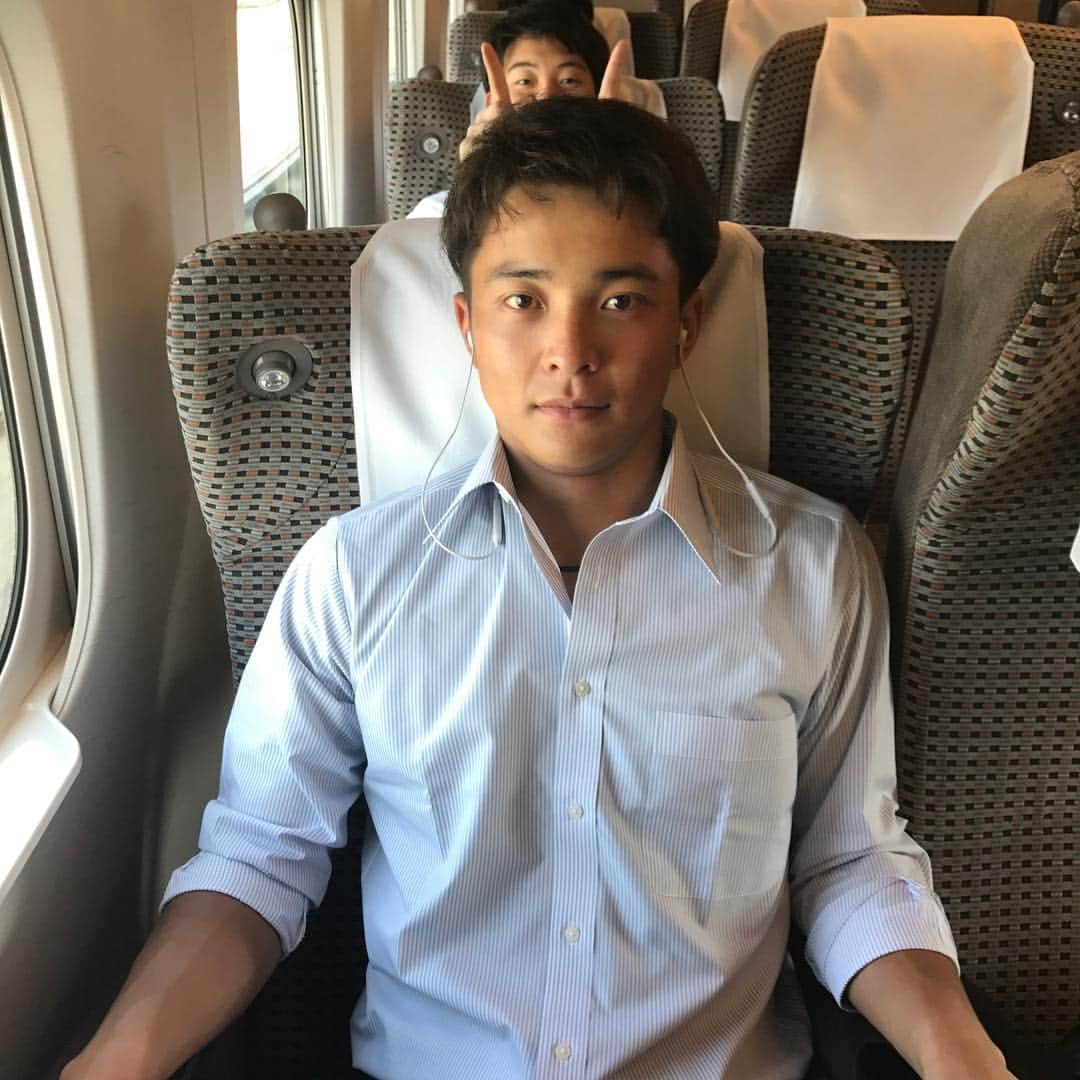 大山悠輔さんのインスタグラム写真 - (大山悠輔Instagram)「横浜移動〜 #熊谷敬宥 #くまがいくん。 #後ろのやつは知らない」7月19日 15時34分 - tigers_3_3