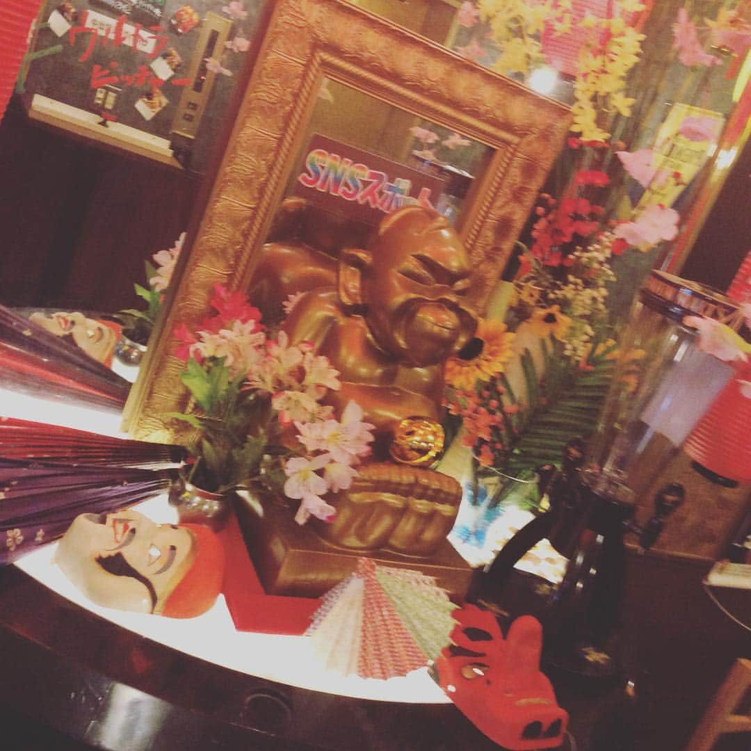 イチかバチか 千日前店さんのインスタグラム写真 - (イチかバチか 千日前店Instagram)「連日猛暑日が続いてますが、皆さん夏バテせずにお過ごしですか？ こんなに暑くても当店のビリケンさんは笑顔でお出迎えしてくれます🎶 ご来店後にはキンキンに冷えたビールで乾杯しましょ🍻  沢山のご来店お待ちしております^_^  #大阪 #難波 #大阪難波 #千日前 #居酒屋 #個室 #個室居酒屋 #食べ放題 #飲み放題 #ビリケン #キンキン #ビール #ビール女子 #アイスビール」7月19日 15時59分 - 1or8nanba