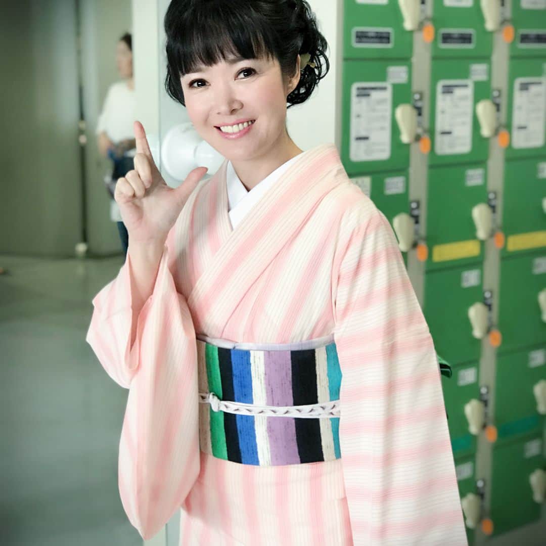 田川寿美のインスタグラム：「先日も着用させていただいた千地泰弘先生の夏大島の着物。NHK のど自慢では、ぜんまい紬のビビッドな色の帯をあわせてみました。 #NHK #のど自慢 #ぜんまい紬 #千地泰弘 #ビビッド #夏大島 #着物 #演歌 #歌手 #kimono #enka」