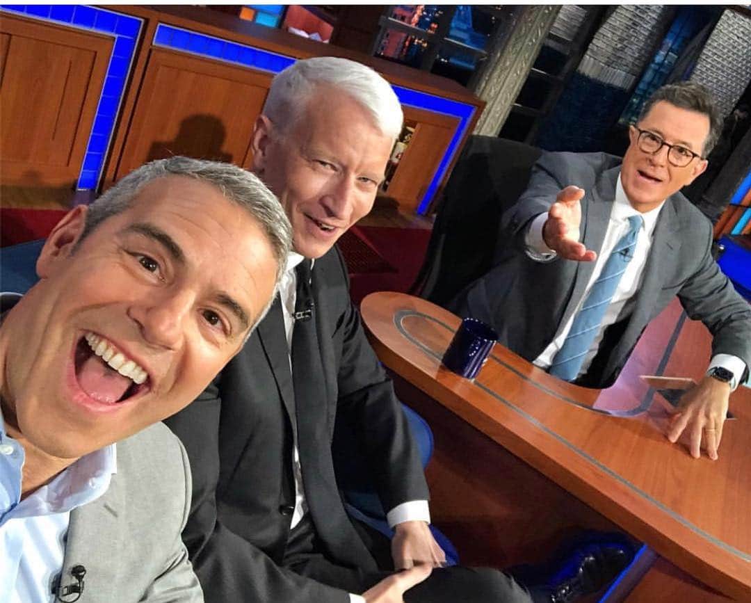 アンダーソン・クーパーのインスタグラム：「Tonight on @colbertlateshow @bravoandy and I talk #AC2. (Thanks Andy for the TERRIBLE pic of me!) Come see us in #WashingtonDC 9/29,  #LasVegas 10/26; #Philly 11/3, #SanFrancisco 11/30, #LosAngeles12/1. Tickets at AC2Live.com」