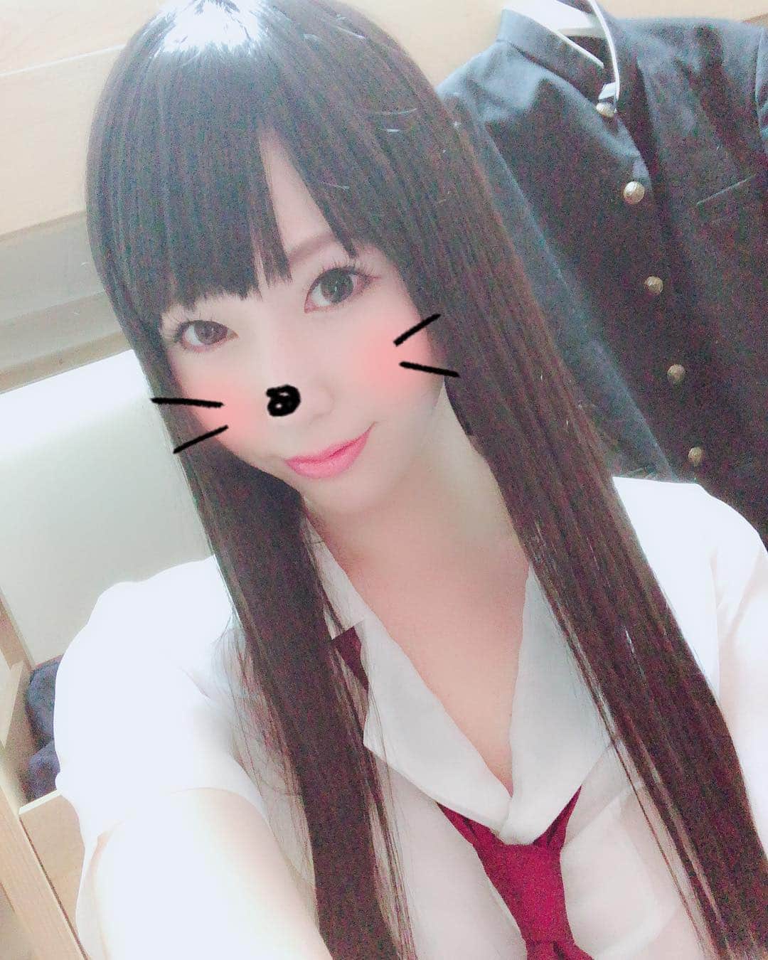 佐山愛のインスタグラム：「・ どうも、JKです。 ・ ウィッグとアプリ加工のおかげで だれおま状態ww」