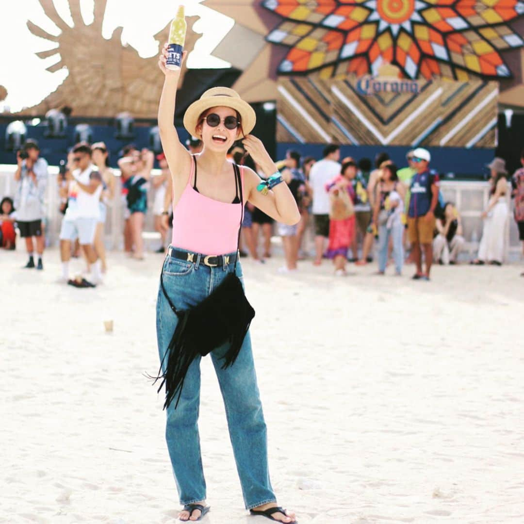 知念美加子さんのインスタグラム写真 - (知念美加子Instagram)「CORONA SUNSET FESTIVAL ☀️ ・ ・ Swim wear @zara  Bra top @lifes_store  Denim @agolde  Bag @bershkacollection  Hat @gvgv_official  Sunglasses @meganeandme  Slipper @islandslipper ・ #okinawalife #沖縄 #コロナフェス #オシャレは自由 #ちねんすたいる #fashion #ダーリンさん」7月19日 13時40分 - chinenmikako