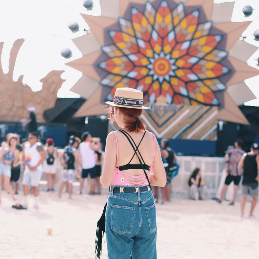 知念美加子さんのインスタグラム写真 - (知念美加子Instagram)「CORONA SUNSET FESTIVAL ☀️ ・ ・ Swim wear @zara  Bra top @lifes_store  Denim @agolde  Bag @bershkacollection  Hat @gvgv_official  Sunglasses @meganeandme  Slipper @islandslipper ・ #okinawalife #沖縄 #コロナフェス #オシャレは自由 #ちねんすたいる #fashion #ダーリンさん」7月19日 13時40分 - chinenmikako