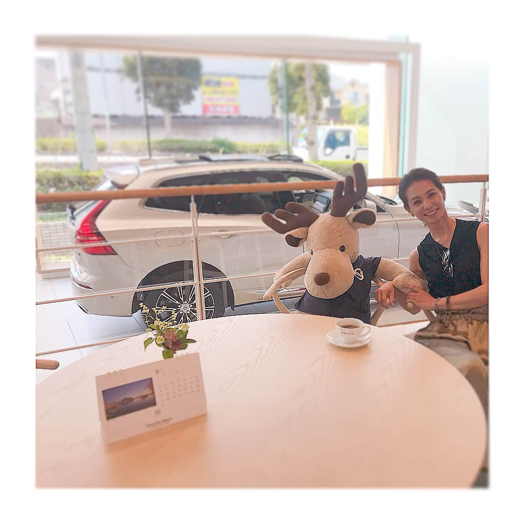 稲沢朋子さんのインスタグラム写真 - (稲沢朋子Instagram)「愛車の点検に来ています☺️ 先日 山梨まで一緒に行ったので、オイル交換などしてあげないと、猛暑なのでなおさら！ 安全に乗る為にも車の為にもメンテナンスは、必須です！ ショールームがリニューアルしている！開放的なカフェの様になってる☺️ マスコット エルクくんと❤️読書して、ゆっくり過ごします #volvo #xc60 #点検 #愛車 #ボルボ #義務 #メンテナンス #STORY #storymagazine 置いてある☺️ #連載 #女性に優しい車 #家族 #安全 #カーオブザイヤー受賞  #カーオブザイヤー #光文社より発売 #STORY連載からの単行本 #私シングルですが笑」7月19日 13時57分 - ina_tomo