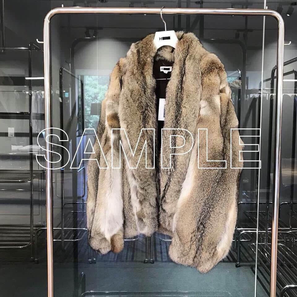 H BEAUTY&YOUTHさんのインスタグラム写真 - (H BEAUTY&YOUTHInstagram)「H 2018AW Collection for Men ＜H BEAUTY&YOUTH＞ fox fur shawl coat ¥400,000-(+tax) 9月上旬入荷予定  #H_beautyandyouth @h_beautyandyouth  #BEAUTYANDYOUTH #Unitedarrows」7月19日 14時51分 - h_beautyandyouth