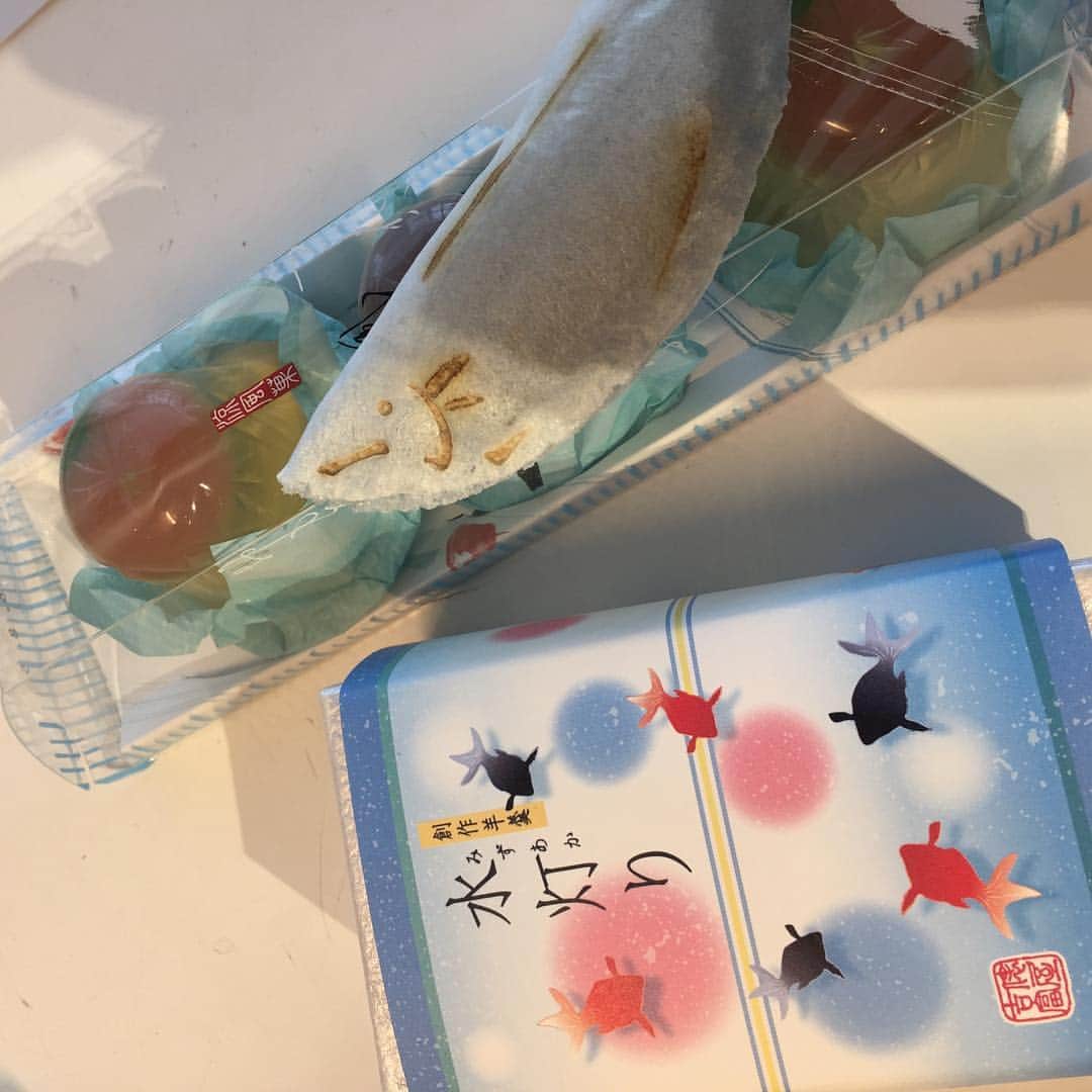 倉野麻里さんのインスタグラム写真 - (倉野麻里Instagram)「今日の朝ダネ収録では、こんなステキな和菓子に出逢いました💕和菓子もいいですね〜✨涼やか。ここに載ってない抹茶の和菓子も本当に美味しかったです。 4:18〜放送しています。早起きしたらぜひご覧下さい。  #朝ダネ #7コレ #tvtokyo #wagashi #kazunoya #tawarayayoshitomi」7月19日 15時02分 - marikurano
