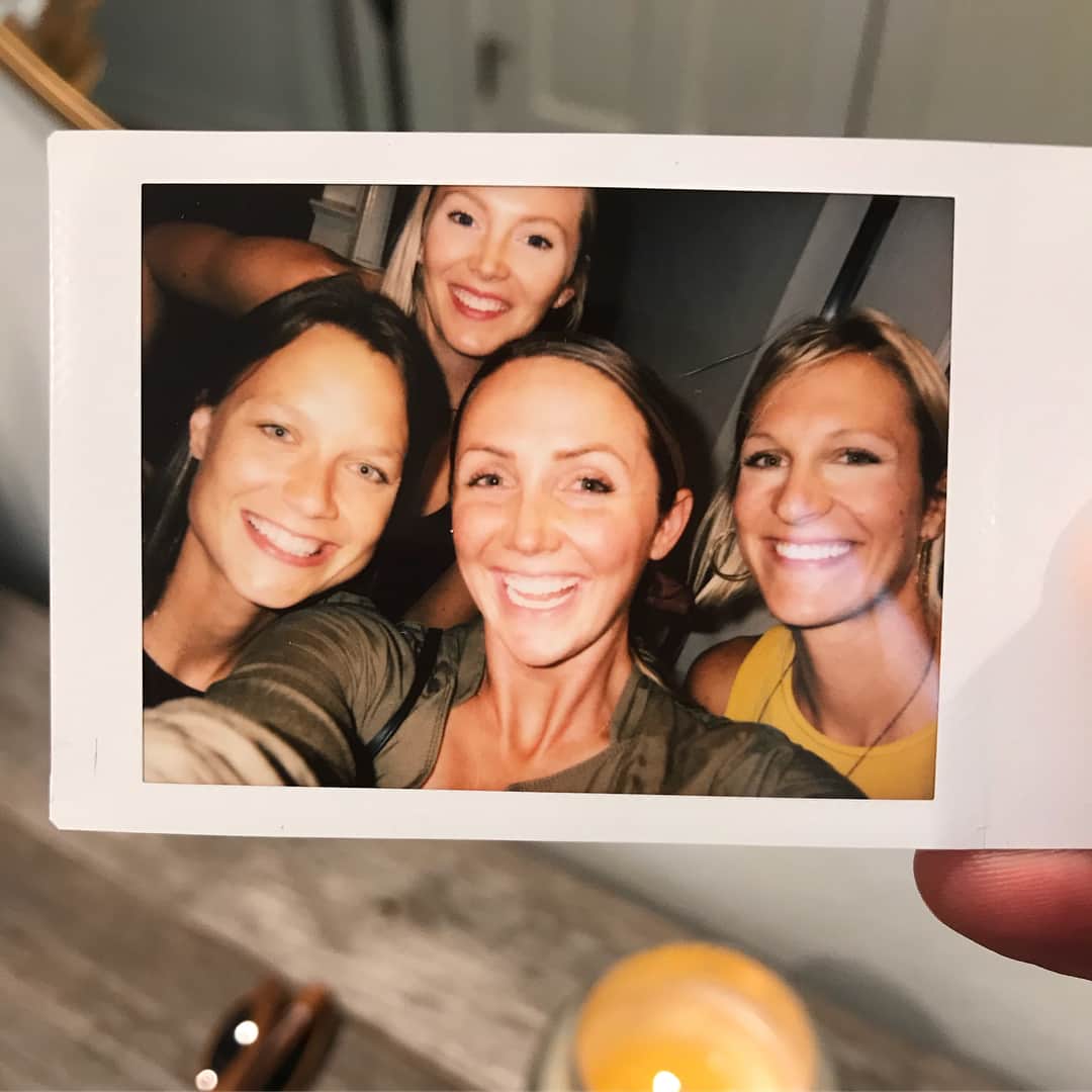 コートニー・トンプソンのインスタグラム：「Good friends are a deep breath for the soul.  So grateful! @nmf5013 @_kristinhildebrand  @christadietzen @laurenpaolini」