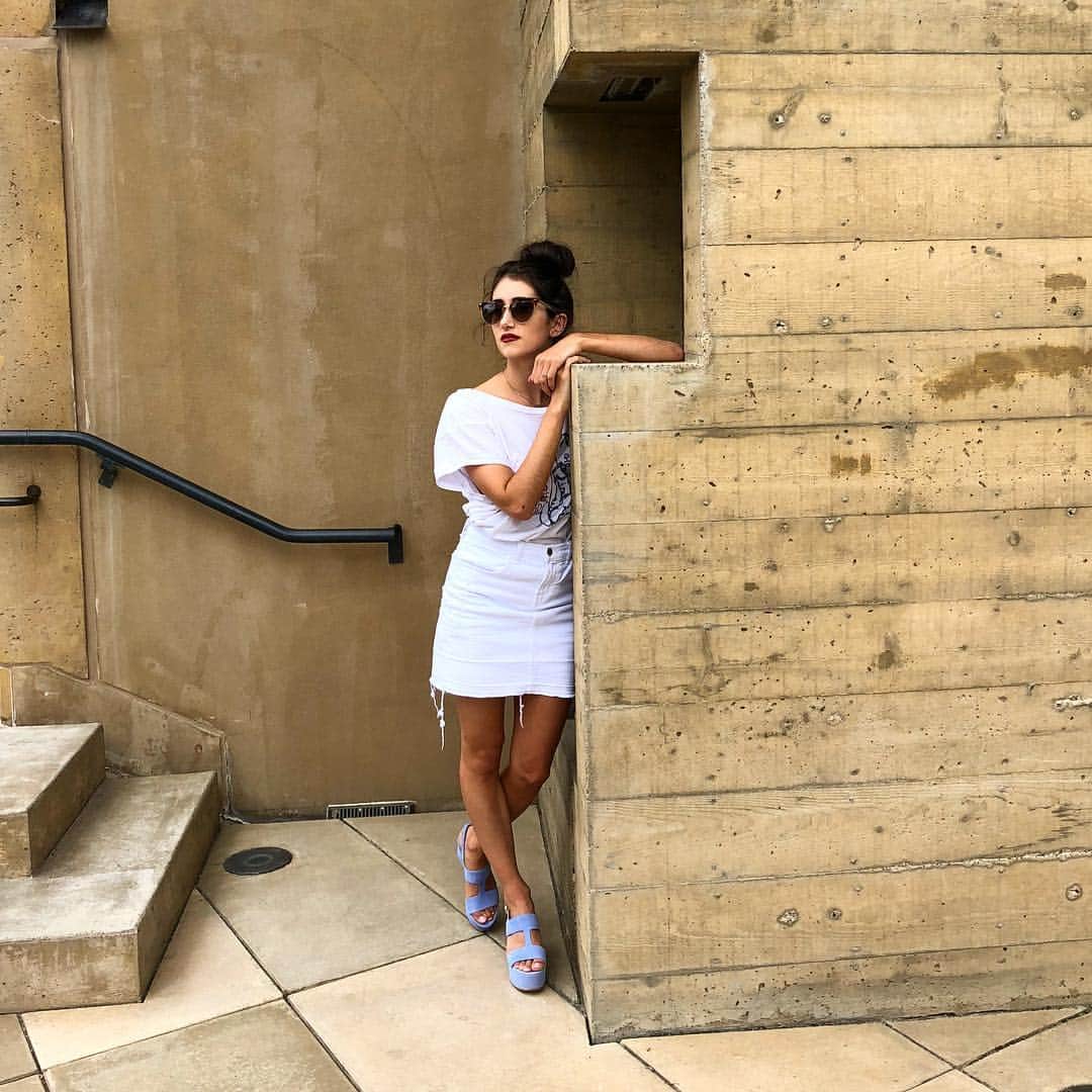 コートニー・マンスールのインスタグラム：「Details❤️ #ootd . . . . . #fashion #blg #kelowna #britishcolumbia #almostweekend #white #monochromatic #clothing #outfitoftheday #iphonephotography」