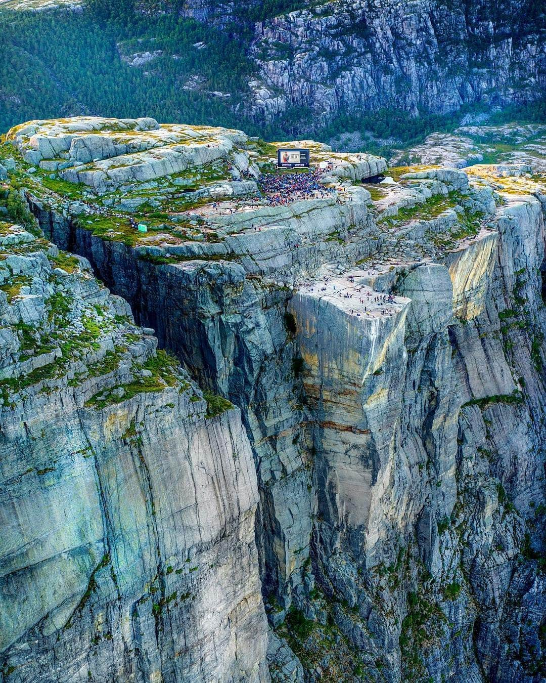 トム・クルーズのインスタグラム：「2,000 feet, 2,000 people, 4 hours of hiking. The most impossible screening of #MissionImpossible Fallout. Thank you all for coming! I wish I could have been there.」