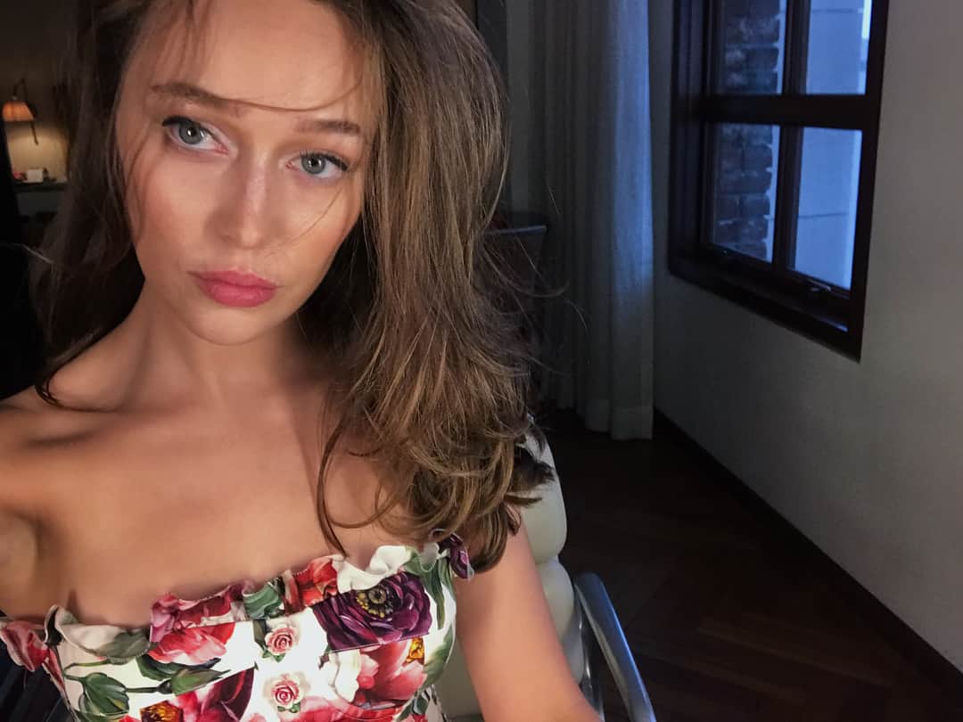 アリシア・デブナム・キャリーのインスタグラム：「Brazil. 🇧🇷 I’m taking advantage of my jetlag by looking moody and mysterious. Indulge me.」