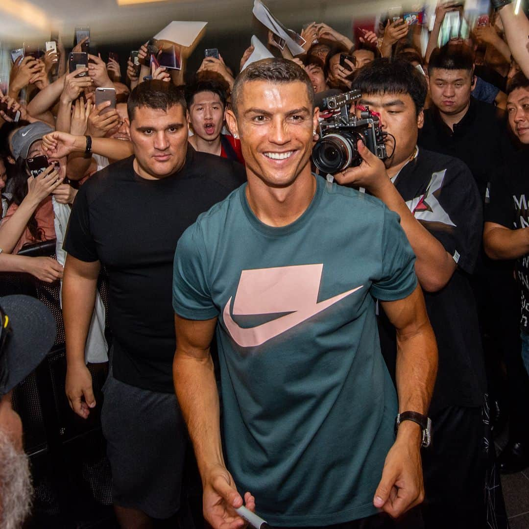 クリスティアーノ・ロナウドさんのインスタグラム写真 - (クリスティアーノ・ロナウドInstagram)「First stop to say hi with a few of my fans 😉👊 #NikeFootball #CR7 #CR7Tour」7月20日 1時52分 - cristiano