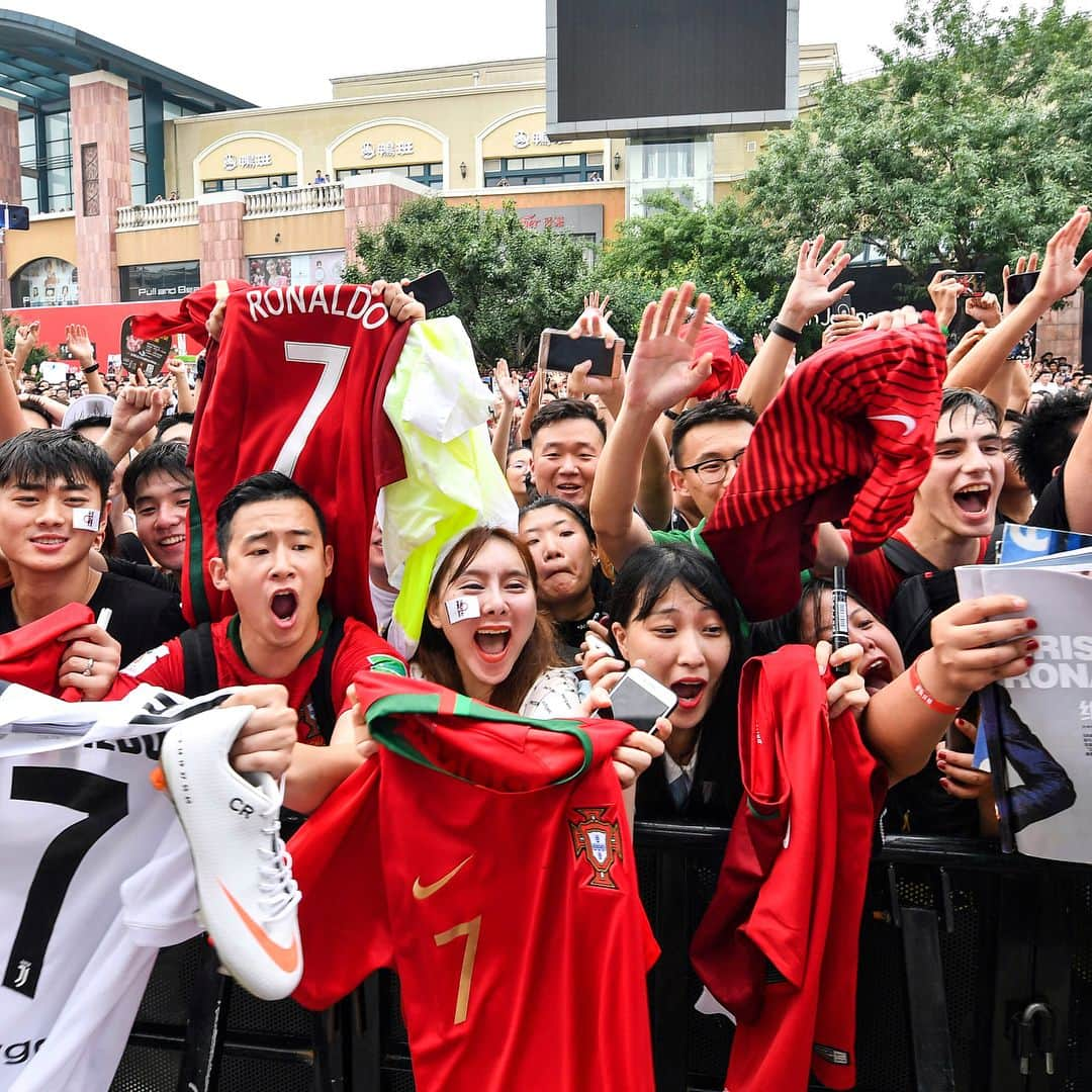 クリスティアーノ・ロナウドさんのインスタグラム写真 - (クリスティアーノ・ロナウドInstagram)「First stop to say hi with a few of my fans 😉👊 #NikeFootball #CR7 #CR7Tour」7月20日 1時52分 - cristiano