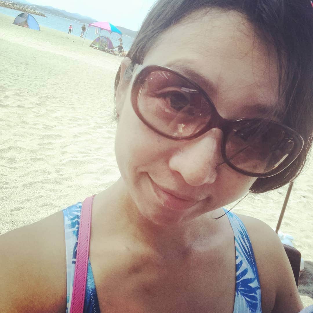 西川宏美のインスタグラム：「何年ぶり？いや、何十年ぶりの海水浴。 えっと……20年前の沖縄以来？？マジ？！ 釣りには行ってたんだけどね。 海につかったのはそれぶりくらい！ビックリです（笑） #海 #海水浴 #日焼けはデフォルト#美白無視 #海は疲れるね」