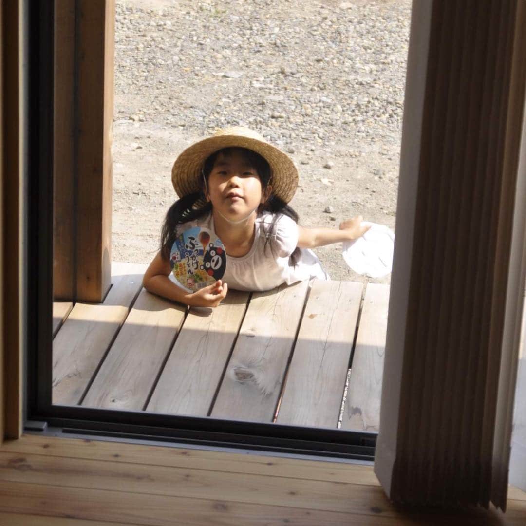 美し信州建設のインスタグラム：「上田市 T様のお住まい 暑い夏。涼しい家はありがたい😊  #美し信州建設#上田市#木曽桧#長野県#マイホーム#インテリア#新築#家#工務店#リノベーション#住宅#設計#注文住宅#自由設計#無垢材#木の家#田舎暮らし#建築家#施工事例#縁側#住まい#子供#自然素材#健康住宅#エコ住宅#interior#マイホーム計画#house#木曽ひのき#」
