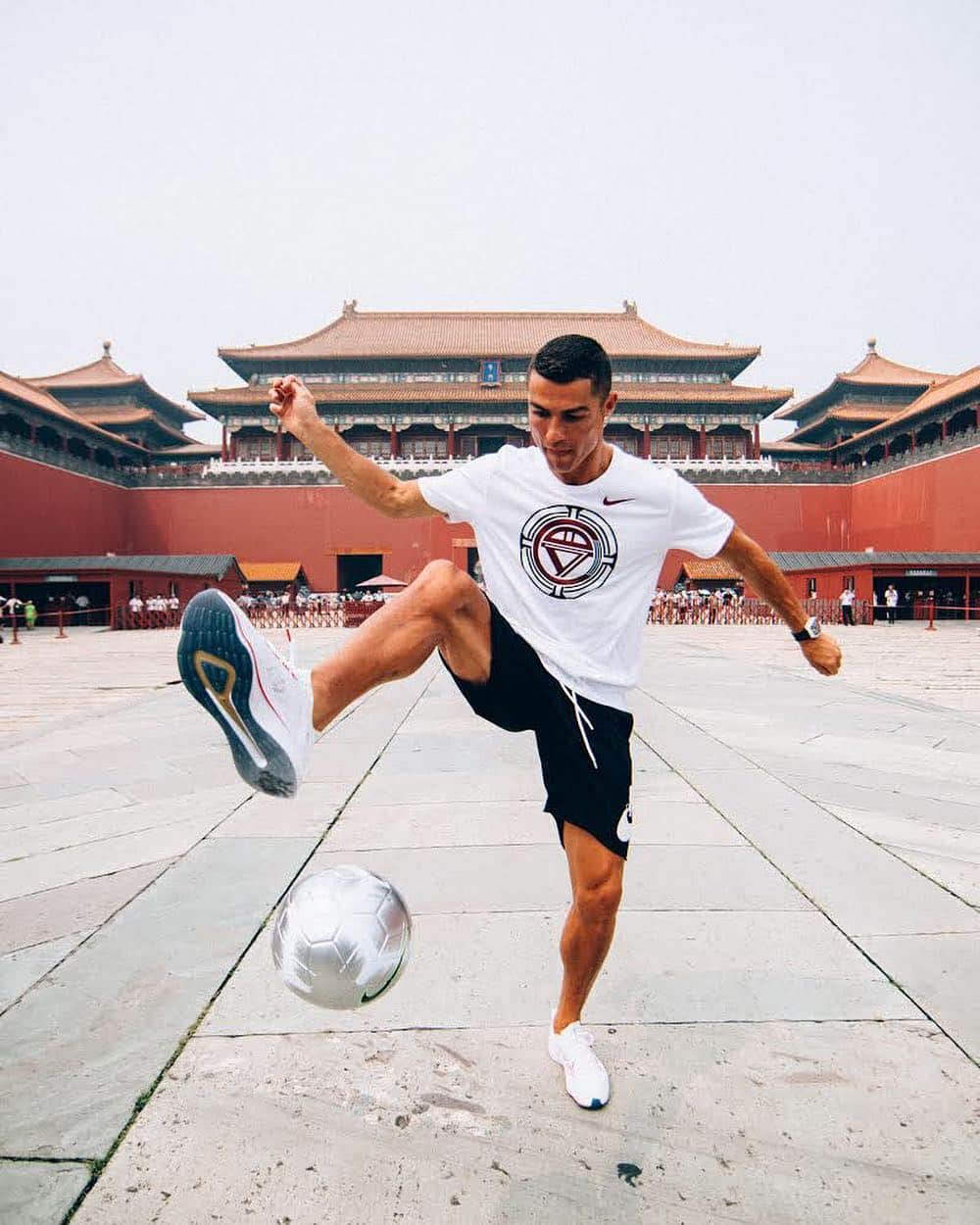 クリスティアーノ・ロナウドさんのインスタグラム写真 - (クリスティアーノ・ロナウドInstagram)「Excited to be back in China! Ready to inspire the future of football 🇨🇳 ⚽️ #NikeFootball #CR7 #CR7Tour」7月19日 18時46分 - cristiano