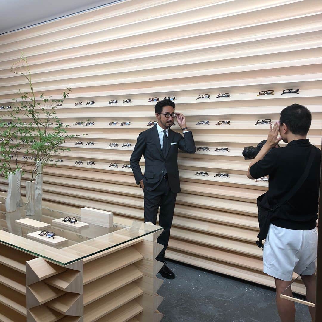 FORZA STYLE 編集部さんのインスタグラム写真 - (FORZA STYLE 編集部Instagram)「明日、7/20（金）に六本木ヒルズにオープンする「JofJINS」へ取材に行ってきました。名前からお察しのとおり、JINSの新業態であるこちらのお店。日本の技術から生まれる“贅沢なかけごこち”を追求したメガネが勢揃い！ 一見ベーシックながら、これまでに体験したことがないほどのかけごこちのよさで、一瞬にして誰もが虜になってしまうという"気絶メガネ"ばかりなんです。 他にもビンテージの生地を使用したメガネや、木から彫りだしたウッドフレームのものなど、見ているだけでもワクワク！見たらきっと欲しくなっちゃいますけどね(笑) 干場が仕事を忘れて本気でメガネ選びにのめり込む動画はFORZAで近日公開！お楽しみに。 #forzastyle #yoshimasahoshiba #jofjins #干場義雅 #講談社 #メガネ #六本木ヒルズ #newshop #jins #glasses #japanesebrand」7月19日 19時00分 - forzastylecom