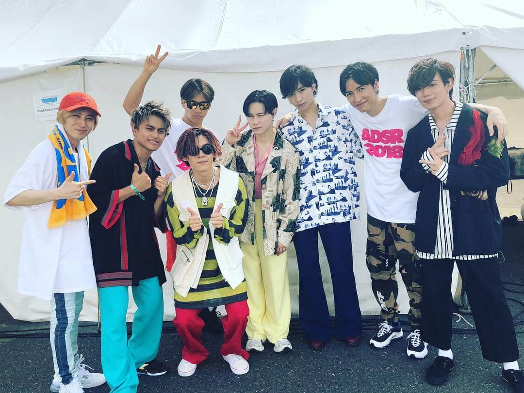 w-inds.のインスタグラム：「【2018.7.7 w-inds. Fes ADSR 2018 -Attitude Dance Sing Rhythm-】﻿﻿ （遅ればせながら思い出写真📷）﻿﻿ 全出演アーティストの皆さんとは撮影できませんでしたが持っているお写真を🙏FlowBackさんとの1枚。﻿ #w_indsFes #ADSR2018 #flowback #w_inds #odaiba」