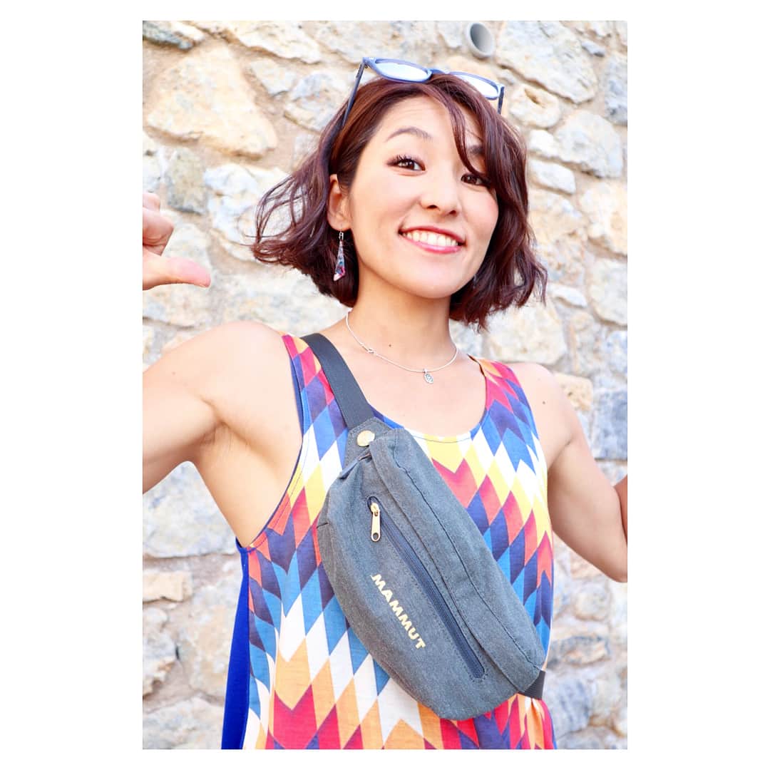 小林由佳のインスタグラム：「☆★My Favorite Item★☆ ・ MAMMUT ‪Classic Bumbag Mélange 2L‬ ・ ・ ‪デキる女はカバンが小さいという情報を聞きつけて以来 愛用中!笑‬ ‪もちろん お財布、鍵、スマホには充分サイズ🙆🏻‍♀️‬ ・ ちなみに私のお気に入りは‬ ‪ゴールドロゴ×マッターホルン柄ボタンがシンプル可愛い MAMMUT 150周年限定モデルです✌︎ 現行品もモダンカラーをベースに4色展開中されてますよ♡ ぜひー♩¨̮‬ ・ ‪@MAMMUT_JAPAN‬」