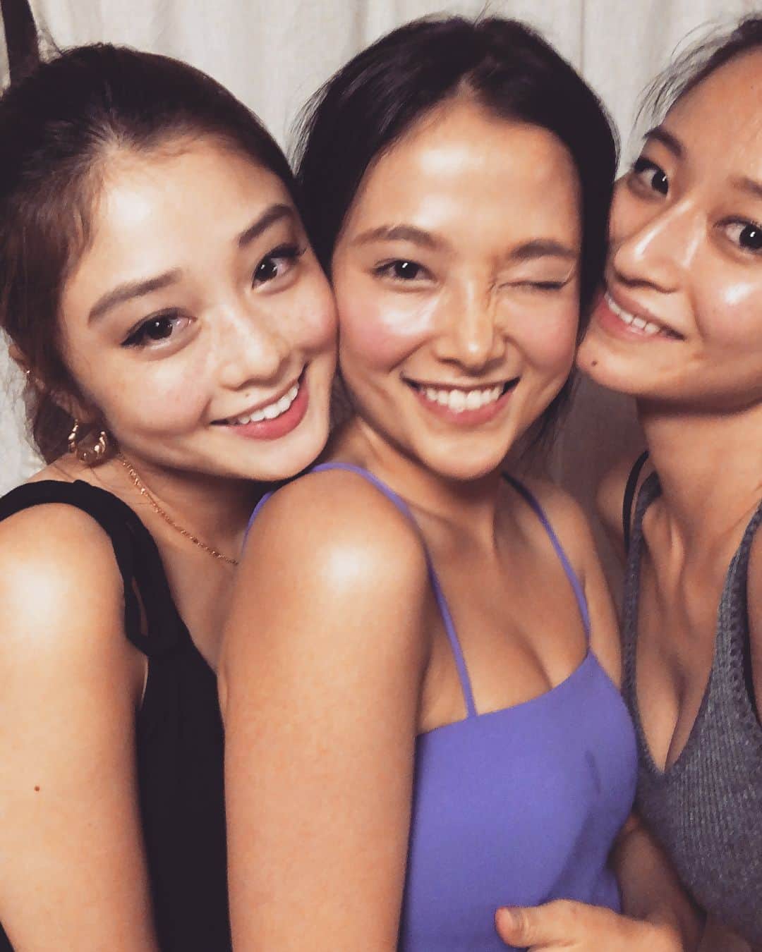 草刈麻有のインスタグラム：「TOKYO FAMILIA 👩‍👩‍👧 #幼馴染って最高#キャミソールのシミは玉ねぎ炒めてる時に油がふっとんだ#気にしないでね#気になるか」