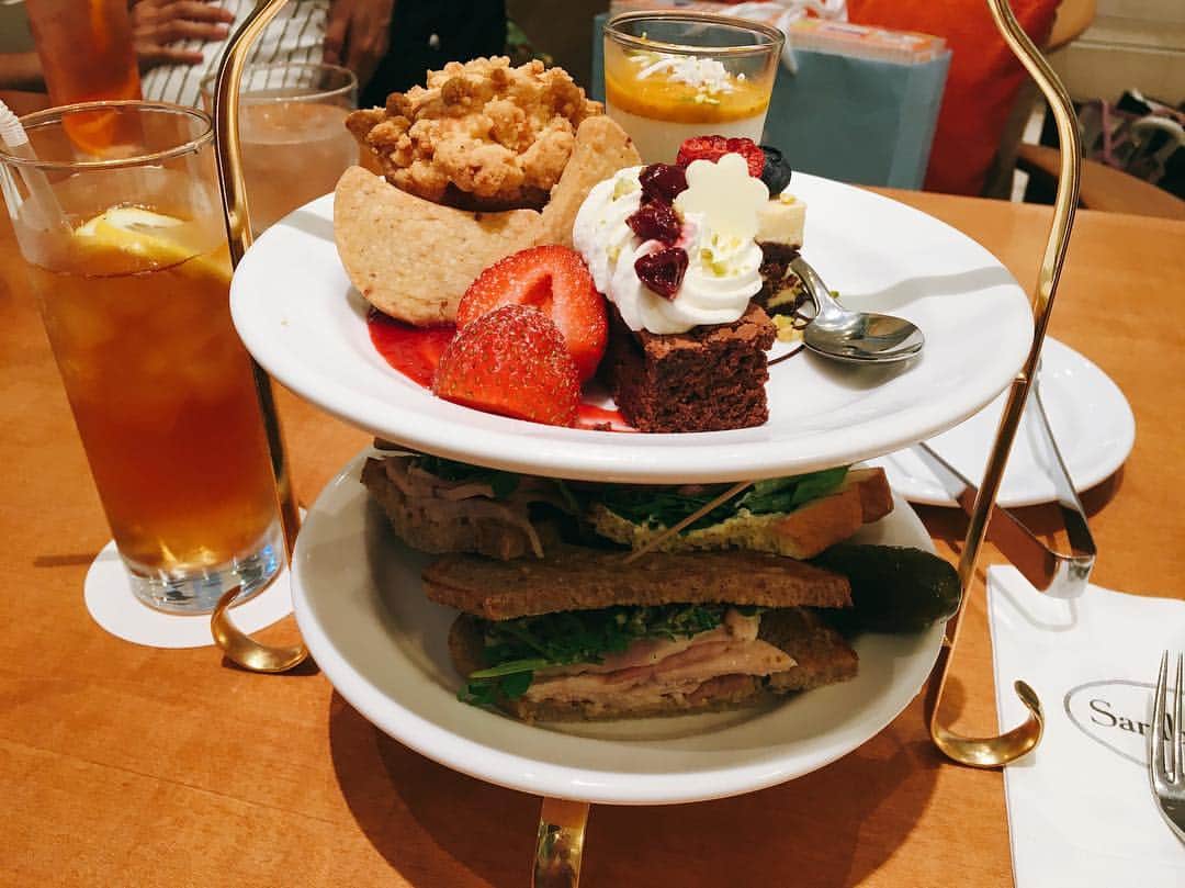のインスタグラム：「アフタヌーンティーセットなんてシンガポールのハイティー以来だわ🤭🍪🍩🍮🍰 授乳期真っ盛りの乳児ママさん達に勝る、わたしの食欲。恐るべし。 #ママ友会 #梅田カフェ #アフタヌーンティーセット #すっかり甘党 #おさまらない食欲 #ペロリでございました」