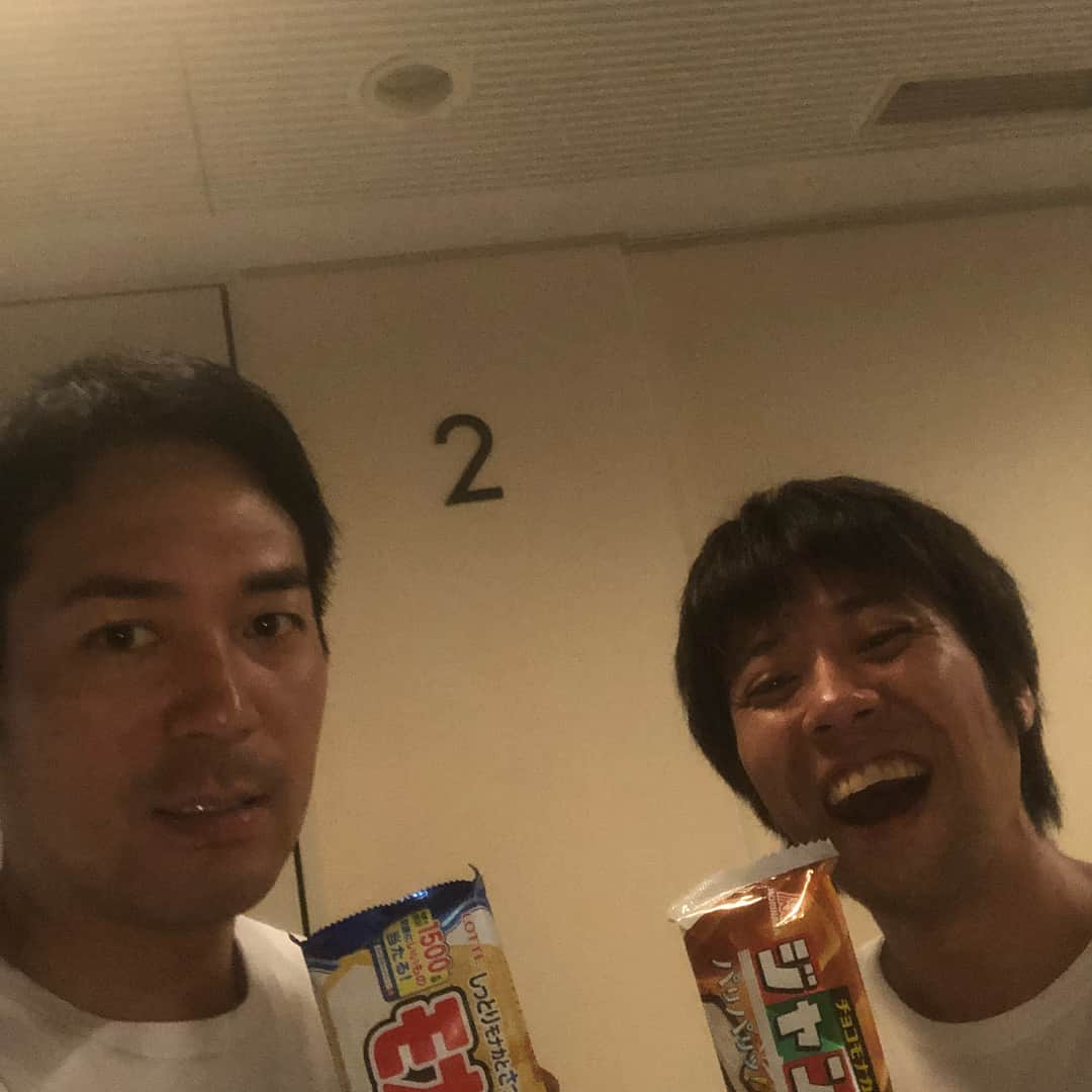 武智正剛さんのインスタグラム写真 - (武智正剛Instagram)「今日はNHKさんの特番に出させてもらいました。暑過ぎたので、師匠方がおられるフロアに行き、こっそりアイスを盗み、ササッと自分達の楽屋へ帰りました。 #後で聞いたらNHKの人に別にいいですよと言われた #良かった #盗っ人の気分だった #スーパーマラドーナ武智 #チキチキジョニー石原さん #スマイル瀬戸 #スマイルよしたか #祇園櫻井 #プリマ旦那のヒゲ既婚」7月19日 22時27分 - supamaradonatake