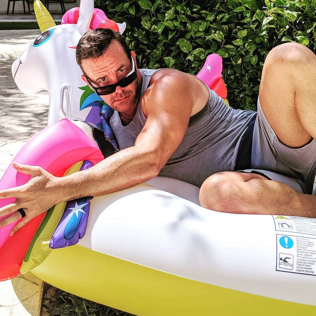リチャード・ルッコロのインスタグラム：「Sitting casually by the pool not posing. #candid #mexico #puertomorelos」