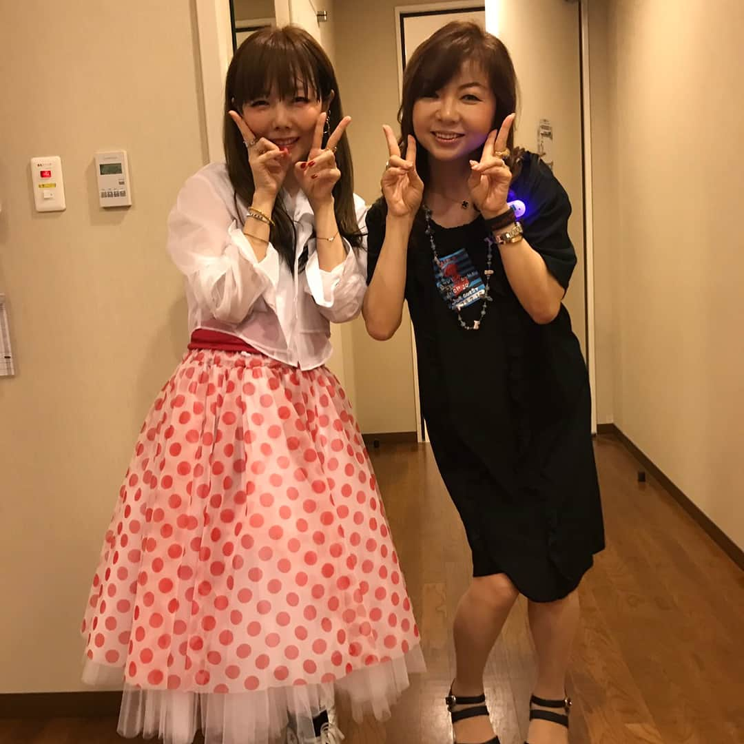 モモコさんのインスタグラム写真 - (モモコInstagram)「aikoちゃん💕 . ここ何年かずーっとaikoちゃんのライブ行ってます💕 ひょんなキッカケで仲良くなれて、ライブ行かせてもらってるけど、こんな素晴らしいライブ、他にあるかって思うマジのライブです！ 会場からの声援、質問に答える一回限りのトークは、まさに、ライブ感満載でドキドキしちゃいます！ 歌も最高💕 ピアノも最高💕 アドリブで作る歌は、花月のトリを飾れそうです！ あんな細くて小さい女の子があんなに体力あるのか〜と感動しますっ！ 20周年おめでとう‼️ これからもずーっと聞かせてね〜〜💕💕 . #ハイヒールモモコ #👠 #👠🍑 #CHANEL #シャネラー #グルメ #aiko #aikoLiveTour #LoveLikePopVol.20 #20周年おめでとう #グッズも可愛い」7月20日 0時12分 - highheel_momoko