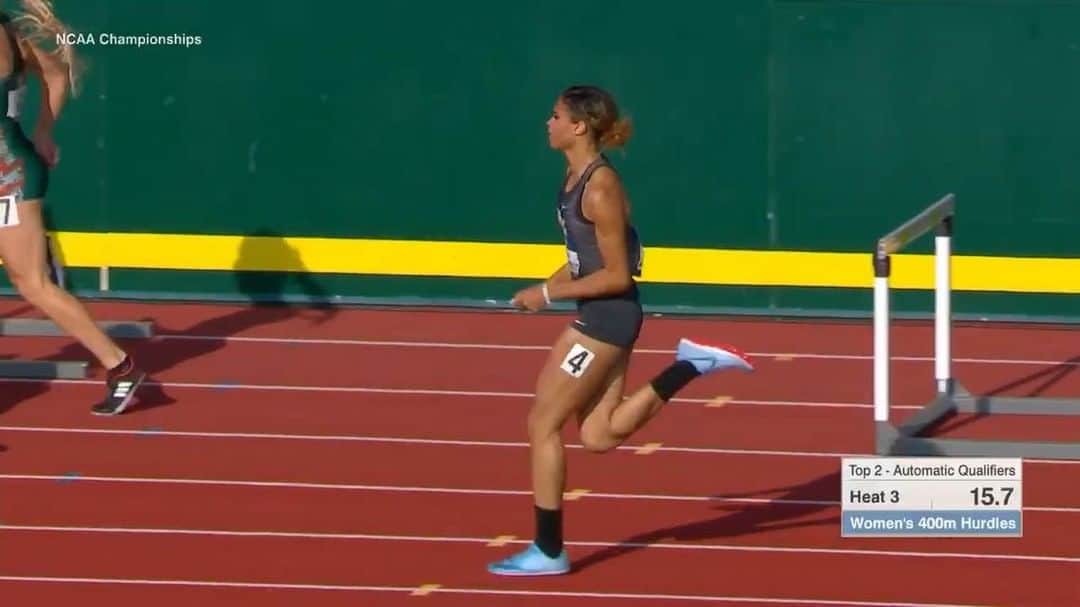 シドニー・マクローリンのインスタグラム：「To anyone watching at home, they looked at this a just a semifinal. Going into that day, my coach’s intentions along with my intentions were to chase the world record. The finals day would be thunderstorms so it was the last chance to do it. Definitely fell short. About two seconds short. But what all the stressing and overthinking taught me was that if something is meant to come to you, it will. If it’s meant to happen, it will happen. So many times we get caught up in the wants instead of needs. I needed to fall short, in order to understand that enjoying what I do will last a lot longer and bring more happiness than any record or title ever will. The sport has become a mental game. And it shouldn’t be. What’s for you will come god willing. If not, then just enjoy the opportunity while you have it. ✨💯」