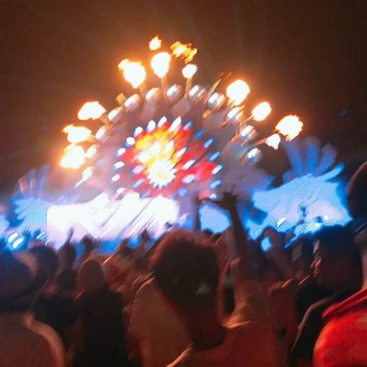 長嶺菜菜子のインスタグラム：「. Corona sunsets festival☀️ . ビーチでコロナと音楽🎧🎶 . . . #インフルエンサー #インスタグラマー #沖縄 #豊崎ちゅらsunビーチ #コロナフェス #コロナサンセットフェスティバル #コロナサンセット #フェス #コロナと音楽 #coronasunsetsfestival #ビーチ #ビーチスェス #夏フェス #うちなんちゅ #八重歯 #でこっぱち」