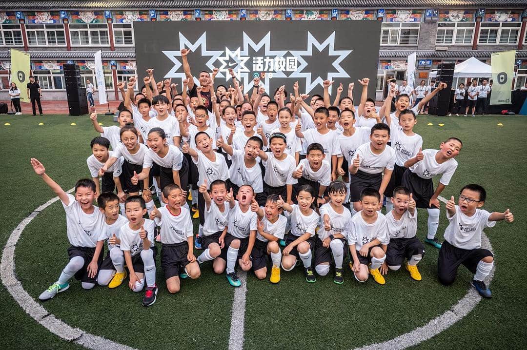 クリスティアーノ・ロナウドさんのインスタグラム写真 - (クリスティアーノ・ロナウドInstagram)「Deeply honored and excited to announce the Active Schools CR7 Sports Camp: Providing access to football for kids from remote areas in China. They are the future! 👊 #NikeFootball #CR7 #CR7Tour」7月20日 5時26分 - cristiano