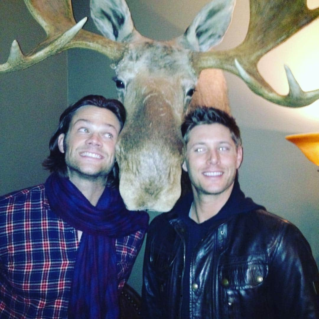 ジェンセン・アクレスさんのインスタグラム写真 - (ジェンセン・アクレスInstagram)「Happy Birthday, Moose.  And you too, @jaredpadalecki ...Now get out there and show these kids how to make poor choices like a true grown-up. 😉🎉🎂 Love ya bro. #happybirthdayjared」7月20日 6時58分 - jensenackles