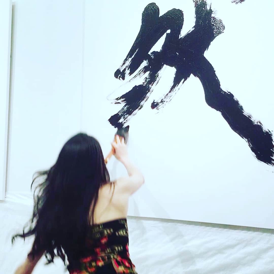 岡西佑奈さんのインスタグラム写真 - (岡西佑奈Instagram)「《Ink Art Show》 本日よりWhitestone Gallery Tokyoにて 「Ink Art Show」が始まります。  巨匠の井上有一、白髪一雄、鷲見康夫...他 と共に「書」作品を発表させていただきます。  昨日プレビュー会にて ライヴ・パフォーマンスをさせていただきました。 描いた言葉は ‘泰’と‘然’ ‘泰’には水から人を救い出す様子の意味がございます。 西日本の水害が起きた7月6日、書こうと決めた一字です。 やすらかであり豊かという意味を持つ‘泰’ この字を描く事により 亡くなられた方々への追悼の想い そして被災されている方々へ 言霊として想いを届けたい。 そう願いながら揮毫させていただきました。 ‘然’ 神前儀式の場の様子の漢字です。 当然・全然・唖然・必然そして自然。 私たちが当たり前に使う言葉の中に存在します。 『自然』それは 私たちが隣り合わせに生きているという事を そして私たち人間が自然を壊し続けているのだという事を 私も今一度見つめ直さなければいけない時期なのではないだろかという想いを込めて。  二つを合わせると 「泰然」 落ち着いていて物事に驚かないさま。 ふんぞり返って自分が大きいと見せるのではなく 人としての大切なものを備え、それを魂に宿らせること。 私の理想の姿そのものです。  そして「泰」は水、「然」は火。 神は、火(か)水（み）の調和の働きである。 「火」は縦に上がる陽の働きがあり 「水」は横に広がる陰の働きがあります。 泰然それぞれの最後の一画を縦と横に働きかけるよう描きました。  前回発表させていただいた 青曲と紅畝の作品と同じように 相対の関係であるからこそ 互いに助け合い、そこに浄化作用が生ずる。 二つで対の作品です。 「青曲」とは異なる書作品ですが 共通する岡西の禅思想、調和への想いを ご覧いただけましたら幸いです。 ◆Ink Art Show 2018.07.20 - 08.08 Whitestone Gallery Tokyo 東京都中央区銀座6-4-16 Tel: +81 (0)3 3574 6161 Opening Hours: 11:00 - 19:00 Closed: 月曜 https://www.whitestone-gallery.com/jp/exhibitions/tyo-n-ink-art-072018/  #inkart#泰然#想いが届きますように#書道#shodo#書家#書道家#岡西佑奈#okanishiyuuna#calligraphy#墨#sumi#japan#日本#love#art#instagood#書道家岡西佑奈」7月20日 7時37分 - yuunaokanishi