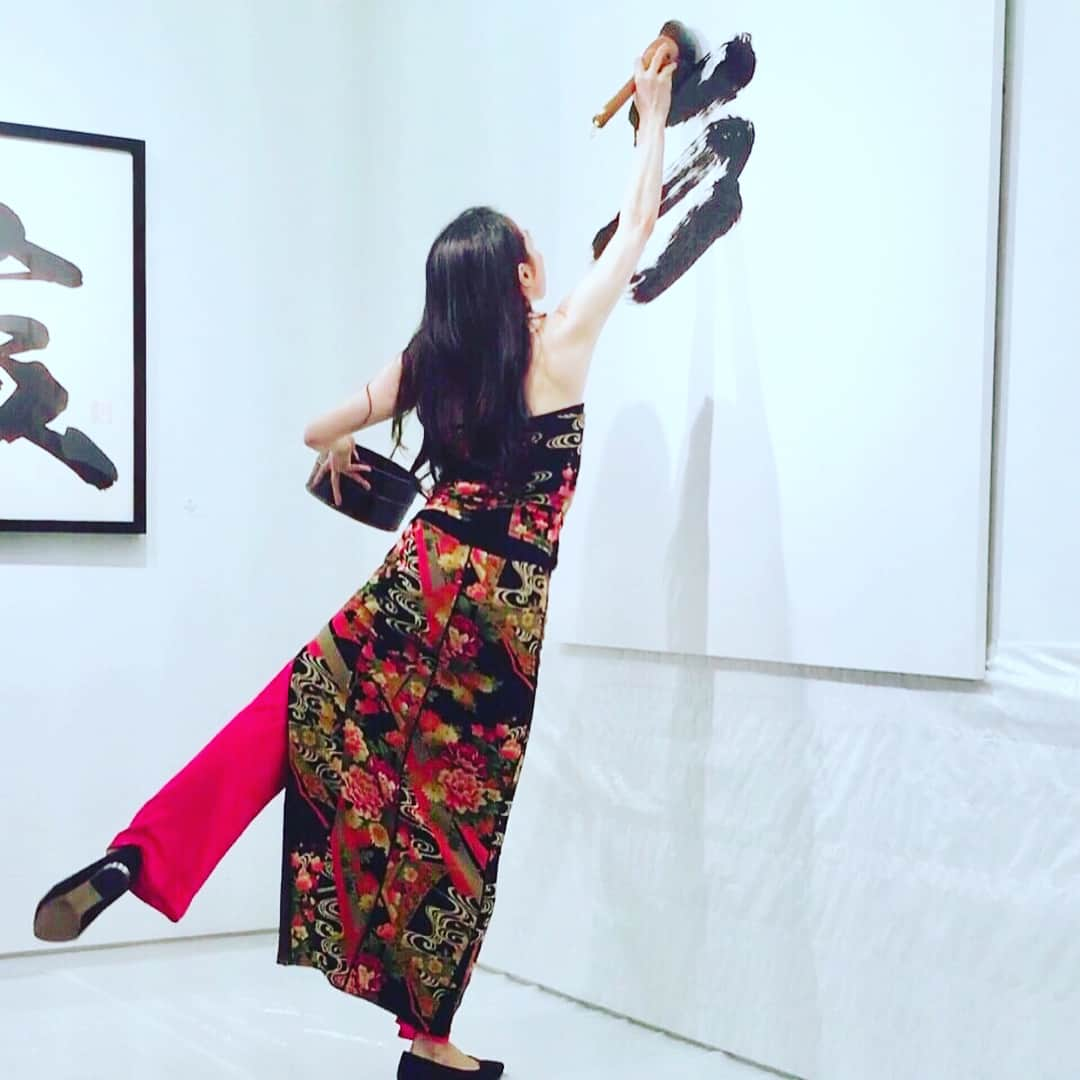 岡西佑奈さんのインスタグラム写真 - (岡西佑奈Instagram)「《Ink Art Show》 本日よりWhitestone Gallery Tokyoにて 「Ink Art Show」が始まります。  巨匠の井上有一、白髪一雄、鷲見康夫...他 と共に「書」作品を発表させていただきます。  昨日プレビュー会にて ライヴ・パフォーマンスをさせていただきました。 描いた言葉は ‘泰’と‘然’ ‘泰’には水から人を救い出す様子の意味がございます。 西日本の水害が起きた7月6日、書こうと決めた一字です。 やすらかであり豊かという意味を持つ‘泰’ この字を描く事により 亡くなられた方々への追悼の想い そして被災されている方々へ 言霊として想いを届けたい。 そう願いながら揮毫させていただきました。 ‘然’ 神前儀式の場の様子の漢字です。 当然・全然・唖然・必然そして自然。 私たちが当たり前に使う言葉の中に存在します。 『自然』それは 私たちが隣り合わせに生きているという事を そして私たち人間が自然を壊し続けているのだという事を 私も今一度見つめ直さなければいけない時期なのではないだろかという想いを込めて。  二つを合わせると 「泰然」 落ち着いていて物事に驚かないさま。 ふんぞり返って自分が大きいと見せるのではなく 人としての大切なものを備え、それを魂に宿らせること。 私の理想の姿そのものです。  そして「泰」は水、「然」は火。 神は、火(か)水（み）の調和の働きである。 「火」は縦に上がる陽の働きがあり 「水」は横に広がる陰の働きがあります。 泰然それぞれの最後の一画を縦と横に働きかけるよう描きました。  前回発表させていただいた 青曲と紅畝の作品と同じように 相対の関係であるからこそ 互いに助け合い、そこに浄化作用が生ずる。 二つで対の作品です。 「青曲」とは異なる書作品ですが 共通する岡西の禅思想、調和への想いを ご覧いただけましたら幸いです。 ◆Ink Art Show 2018.07.20 - 08.08 Whitestone Gallery Tokyo 東京都中央区銀座6-4-16 Tel: +81 (0)3 3574 6161 Opening Hours: 11:00 - 19:00 Closed: 月曜 https://www.whitestone-gallery.com/jp/exhibitions/tyo-n-ink-art-072018/  #inkart#泰然#想いが届きますように#書道#shodo#書家#書道家#岡西佑奈#okanishiyuuna#calligraphy#墨#sumi#japan#日本#love#art#instagood#書道家岡西佑奈」7月20日 7時37分 - yuunaokanishi