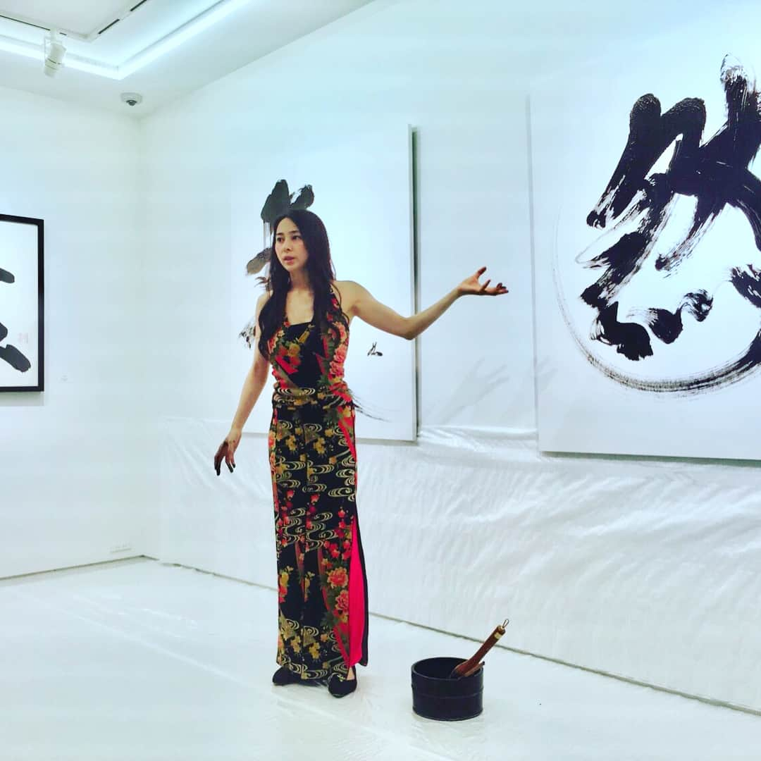 岡西佑奈さんのインスタグラム写真 - (岡西佑奈Instagram)「《Ink Art Show》 本日よりWhitestone Gallery Tokyoにて 「Ink Art Show」が始まります。  巨匠の井上有一、白髪一雄、鷲見康夫...他 と共に「書」作品を発表させていただきます。  昨日プレビュー会にて ライヴ・パフォーマンスをさせていただきました。 描いた言葉は ‘泰’と‘然’ ‘泰’には水から人を救い出す様子の意味がございます。 西日本の水害が起きた7月6日、書こうと決めた一字です。 やすらかであり豊かという意味を持つ‘泰’ この字を描く事により 亡くなられた方々への追悼の想い そして被災されている方々へ 言霊として想いを届けたい。 そう願いながら揮毫させていただきました。 ‘然’ 神前儀式の場の様子の漢字です。 当然・全然・唖然・必然そして自然。 私たちが当たり前に使う言葉の中に存在します。 『自然』それは 私たちが隣り合わせに生きているという事を そして私たち人間が自然を壊し続けているのだという事を 私も今一度見つめ直さなければいけない時期なのではないだろかという想いを込めて。  二つを合わせると 「泰然」 落ち着いていて物事に驚かないさま。 ふんぞり返って自分が大きいと見せるのではなく 人としての大切なものを備え、それを魂に宿らせること。 私の理想の姿そのものです。  そして「泰」は水、「然」は火。 神は、火(か)水（み）の調和の働きである。 「火」は縦に上がる陽の働きがあり 「水」は横に広がる陰の働きがあります。 泰然それぞれの最後の一画を縦と横に働きかけるよう描きました。  前回発表させていただいた 青曲と紅畝の作品と同じように 相対の関係であるからこそ 互いに助け合い、そこに浄化作用が生ずる。 二つで対の作品です。 「青曲」とは異なる書作品ですが 共通する岡西の禅思想、調和への想いを ご覧いただけましたら幸いです。 ◆Ink Art Show 2018.07.20 - 08.08 Whitestone Gallery Tokyo 東京都中央区銀座6-4-16 Tel: +81 (0)3 3574 6161 Opening Hours: 11:00 - 19:00 Closed: 月曜 https://www.whitestone-gallery.com/jp/exhibitions/tyo-n-ink-art-072018/  #inkart#泰然#想いが届きますように#書道#shodo#書家#書道家#岡西佑奈#okanishiyuuna#calligraphy#墨#sumi#japan#日本#love#art#instagood#書道家岡西佑奈」7月20日 7時37分 - yuunaokanishi