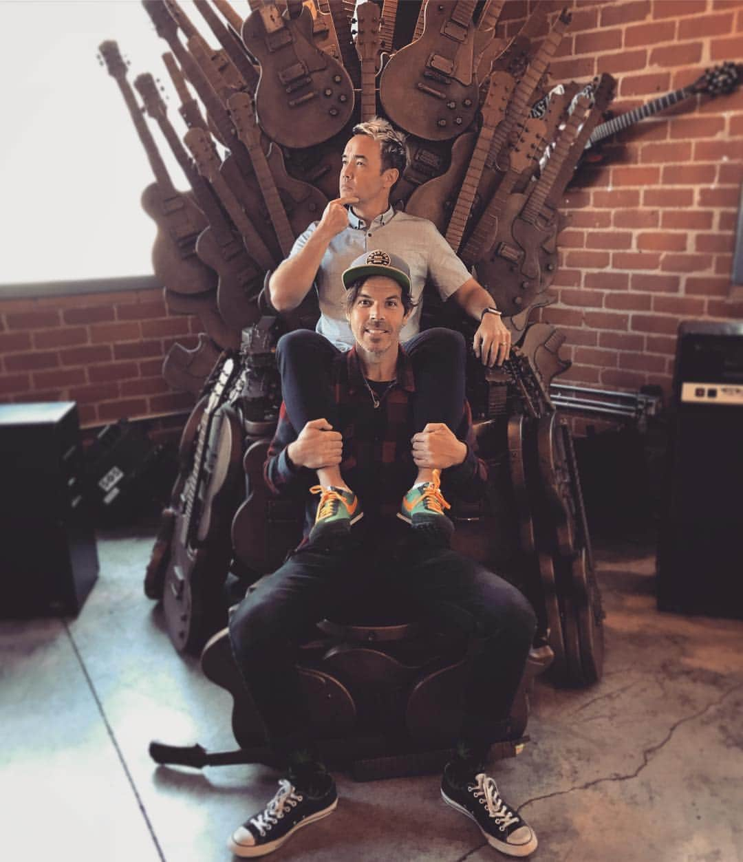 ダン・エストリンさんのインスタグラム写真 - (ダン・エストリンInstagram)「Me & my dude @hoobadougrobb spending a lovely Thursday afternoon together. #hoobastank #piggyback」7月20日 8時30分 - danielestrin