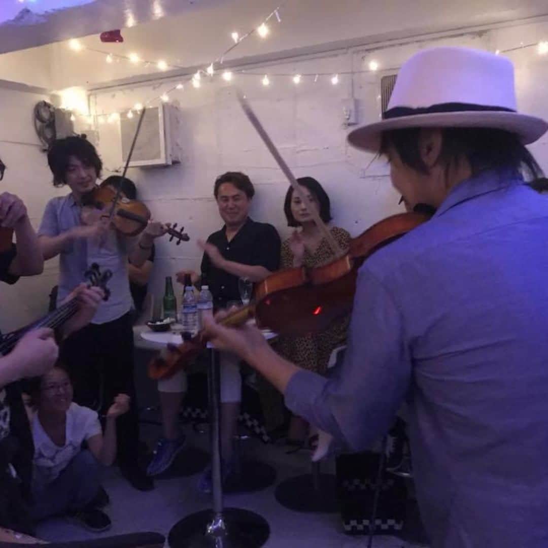安達元一のインスタグラム：「バイオリンサミット昨日のウイヤードラボ バイオリンサミット素晴らしかった。  演奏と雰囲気と会場の一体感を伝えたくて少しだけ動画配信したけが、すべては伝えられない。 みんながネットでどこからでも同じものを見れるし知れるからこそ、実際に現場に足を運ぶことが重要なんだと改めて思った。そこには情報だけではなくて体温のあるつながりがあるし素敵で濃い出会いがある。これからもそんな場所を作っていきたい。それにしても昨日は一言で、ヤバかった(楽し過ぎた)としかいいようがない。即興セッション最高。次回のラボは8月10日(金)#安達元一」