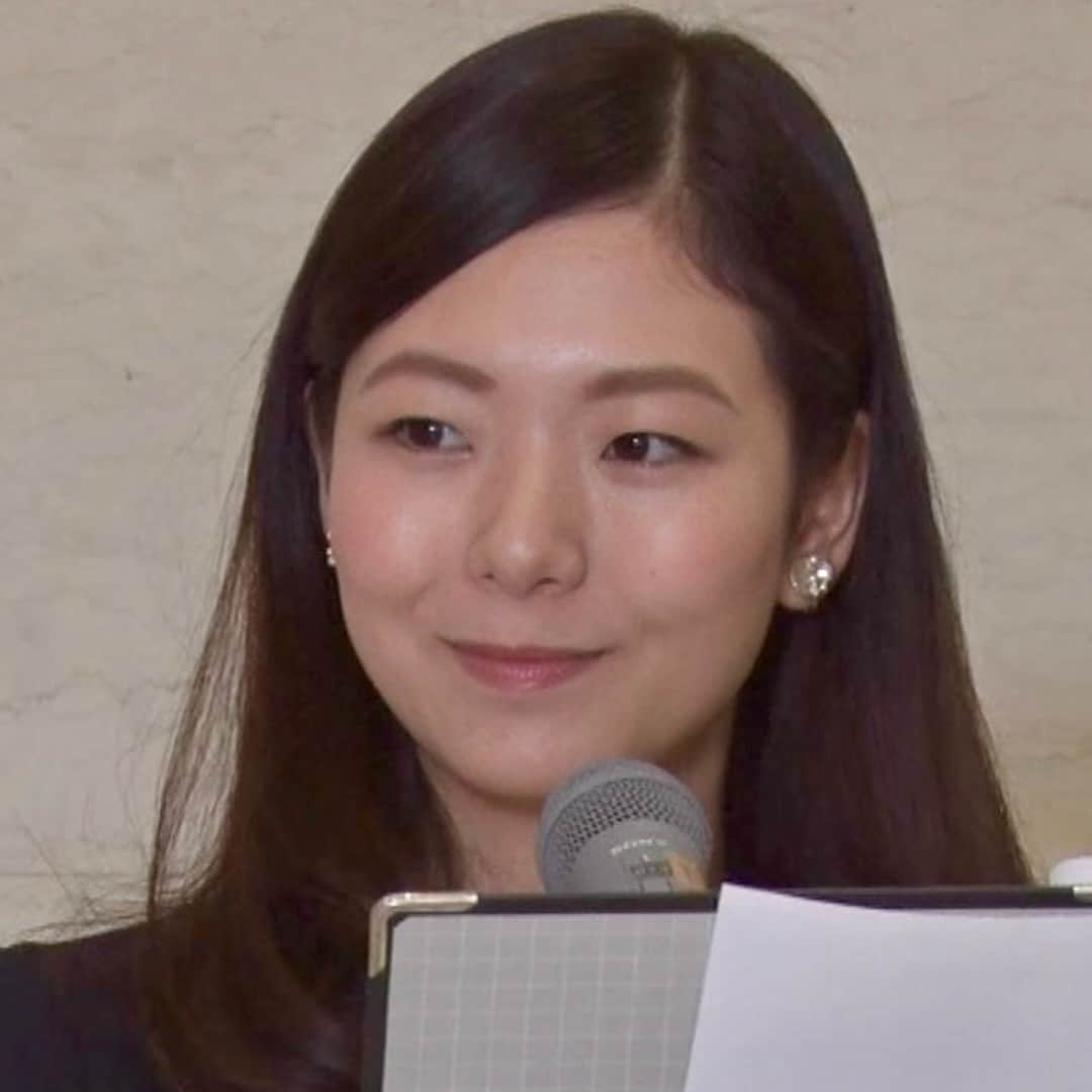岩崎全智のインスタグラム：「MBCなどが主催する『ミュシャ展〜運命の女たち〜』が今日から鹿児島市立美術館でスタート❗️ 新人の森アナが開場式で司会に初挑戦‼️ 始まる前に黙々と練習する姿を見て初心にかえることができました😄  #MBC #ミュシャ展〜運命の女たち〜 #鹿児島市立美術館 #森万由子 #アナウンサー」