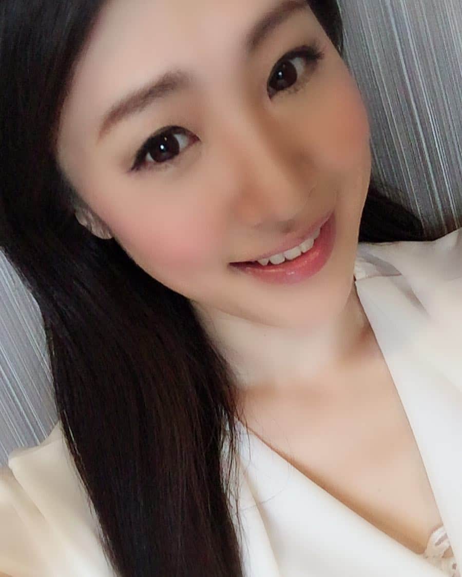 佐伯かのんのインスタグラム：「今日のメイクの感じ、好きです💓 メイクさんのおかげー！ ありがとうございます🙏🏻✨」