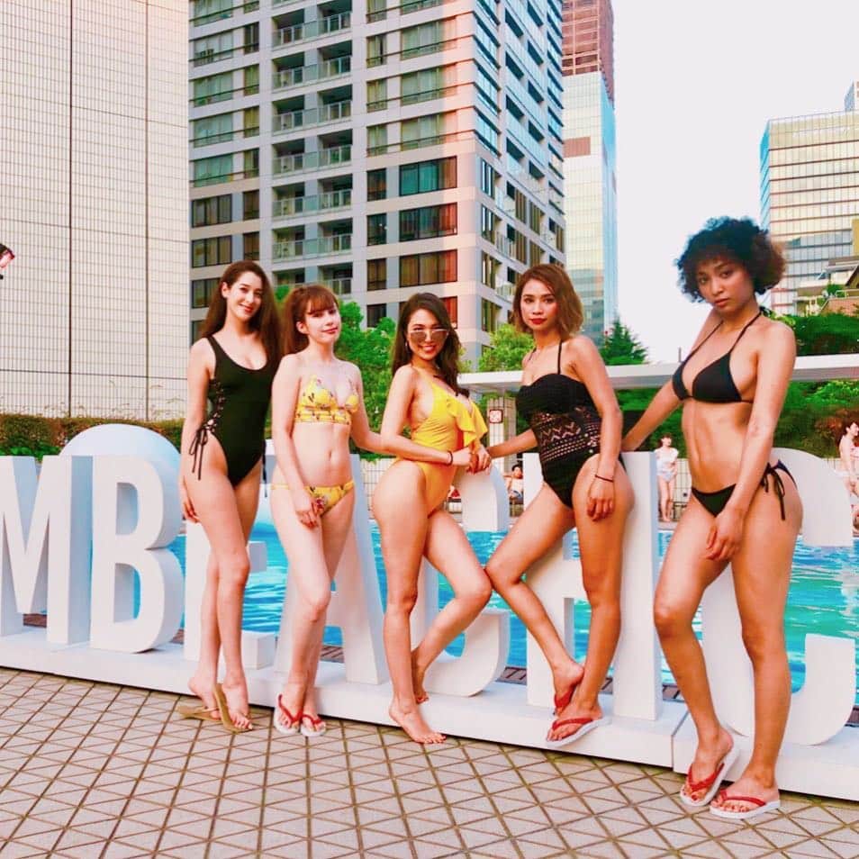 エリカ・セイラさんのインスタグラム写真 - (エリカ・セイラInstagram)「MUMM beach club party❤️ ねぇ、待って私だけ裸足😂 #MUMMBEACHCLUB @ghmumm_jpn @anaintercontinentaltokyo  #bikini #swimsuit #swimwear #summer #model #ootd #bikinimodel #bikinibabe #bikinigirl #bikinifashion #beachbum #HalfJapanese #eurasian #instafashion #bathingsuit #tanned #tan #水着 #モデル #ハーフ #beach #beachbody #プール #poolside #poolparty #onepieceswimsuit #ナイトプール #friends #ANAインターコンチネンタル」7月20日 13時22分 - erica_sarah_